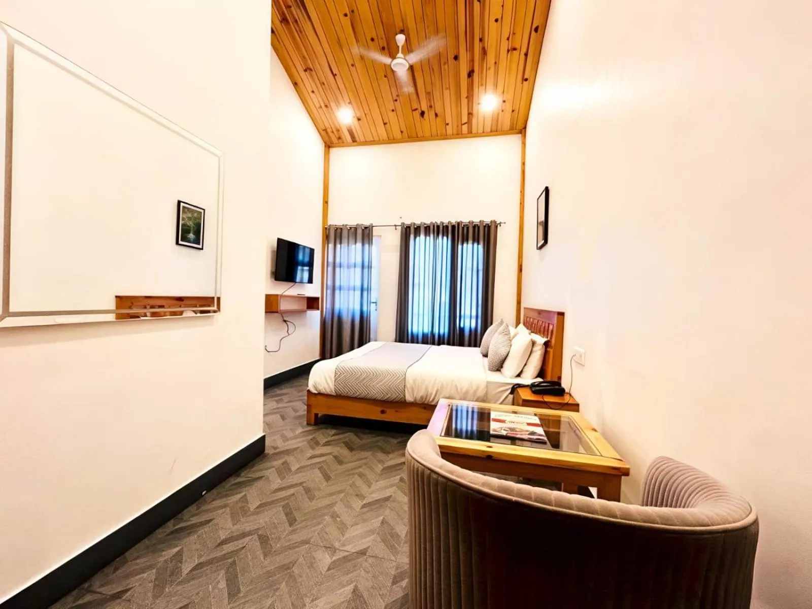 Bed in Hotel Dwaper A Premium Property Near Mall Road