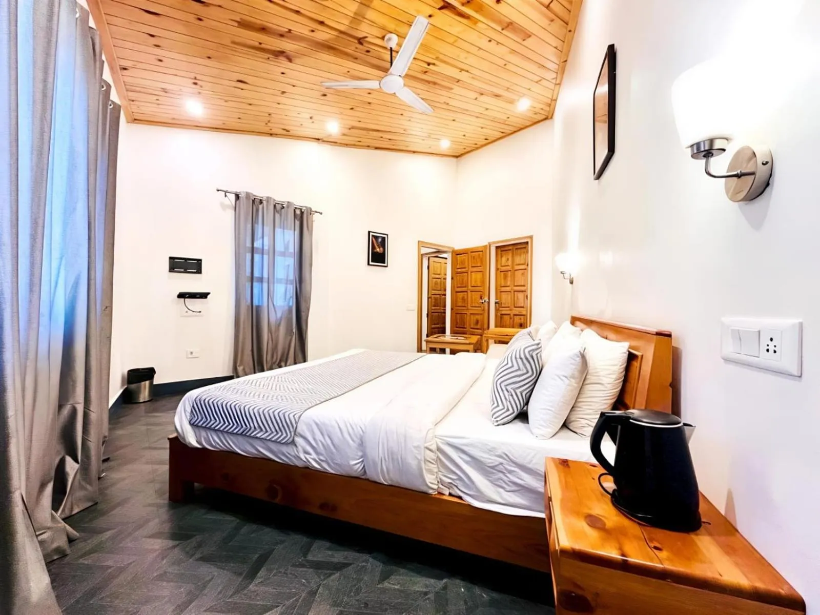 Bed in Hotel Dwaper A Premium Property Near Mall Road