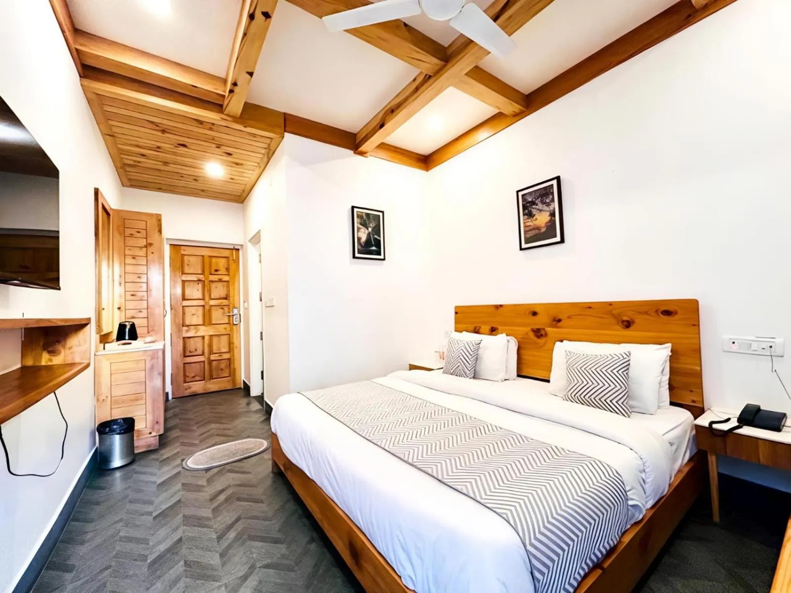 Bed in Hotel Dwaper A Premium Property Near Mall Road