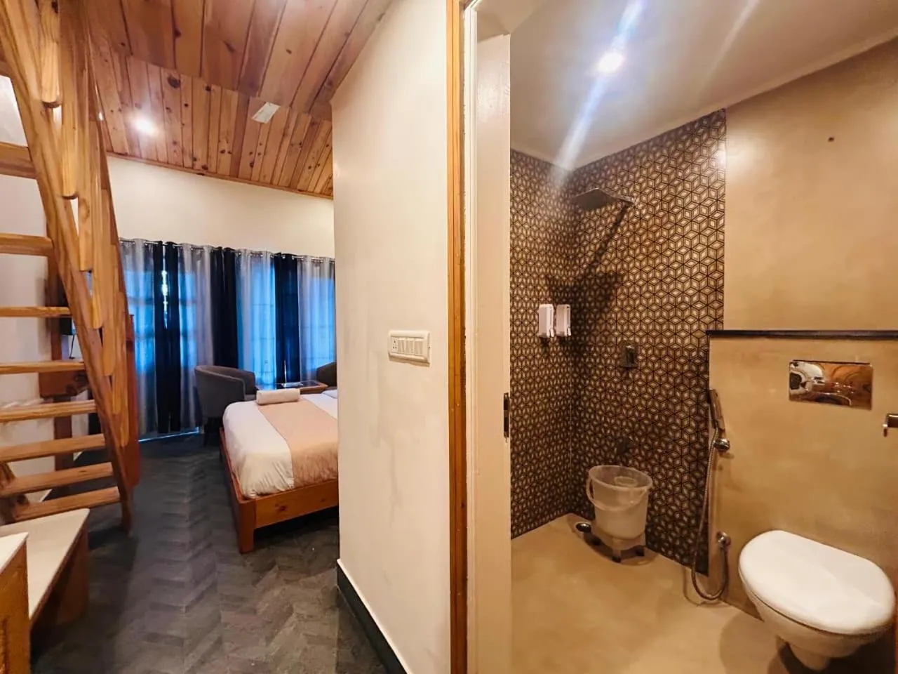 Bed in Hotel Dwaper A Premium Property Near Mall Road