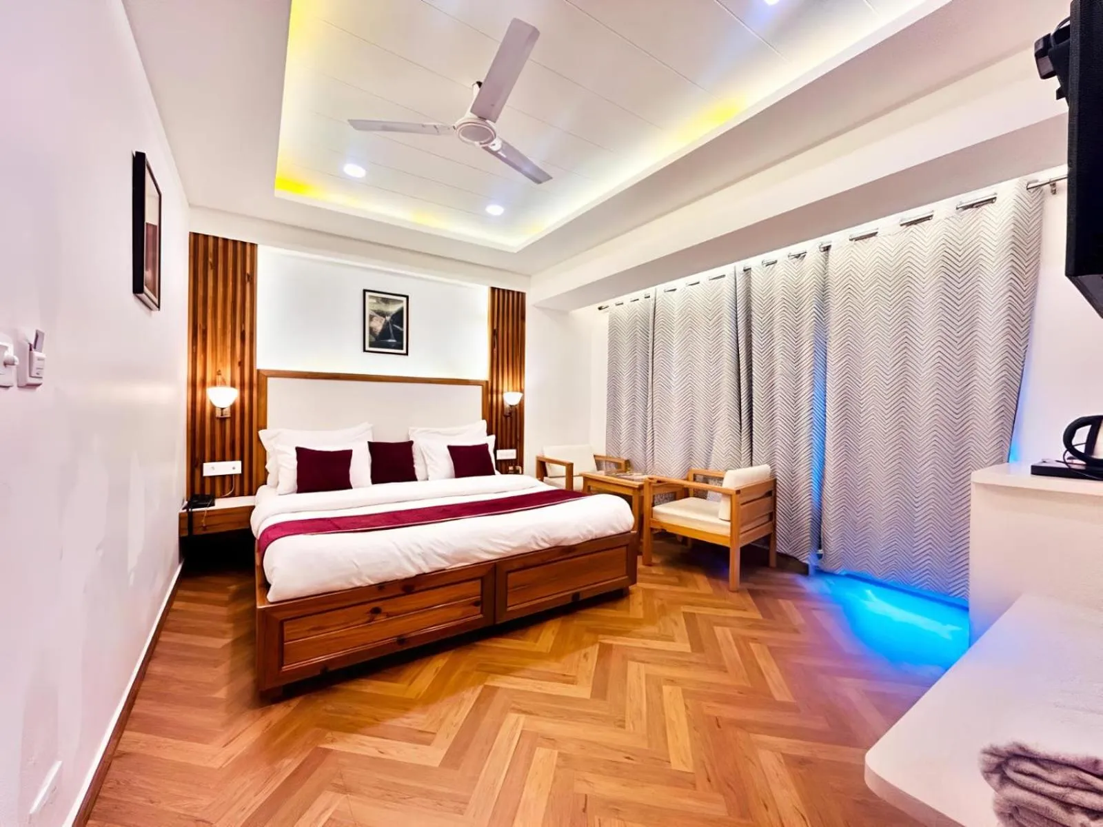 Bed in Hotel Dwaper A Premium Property Near Mall Road