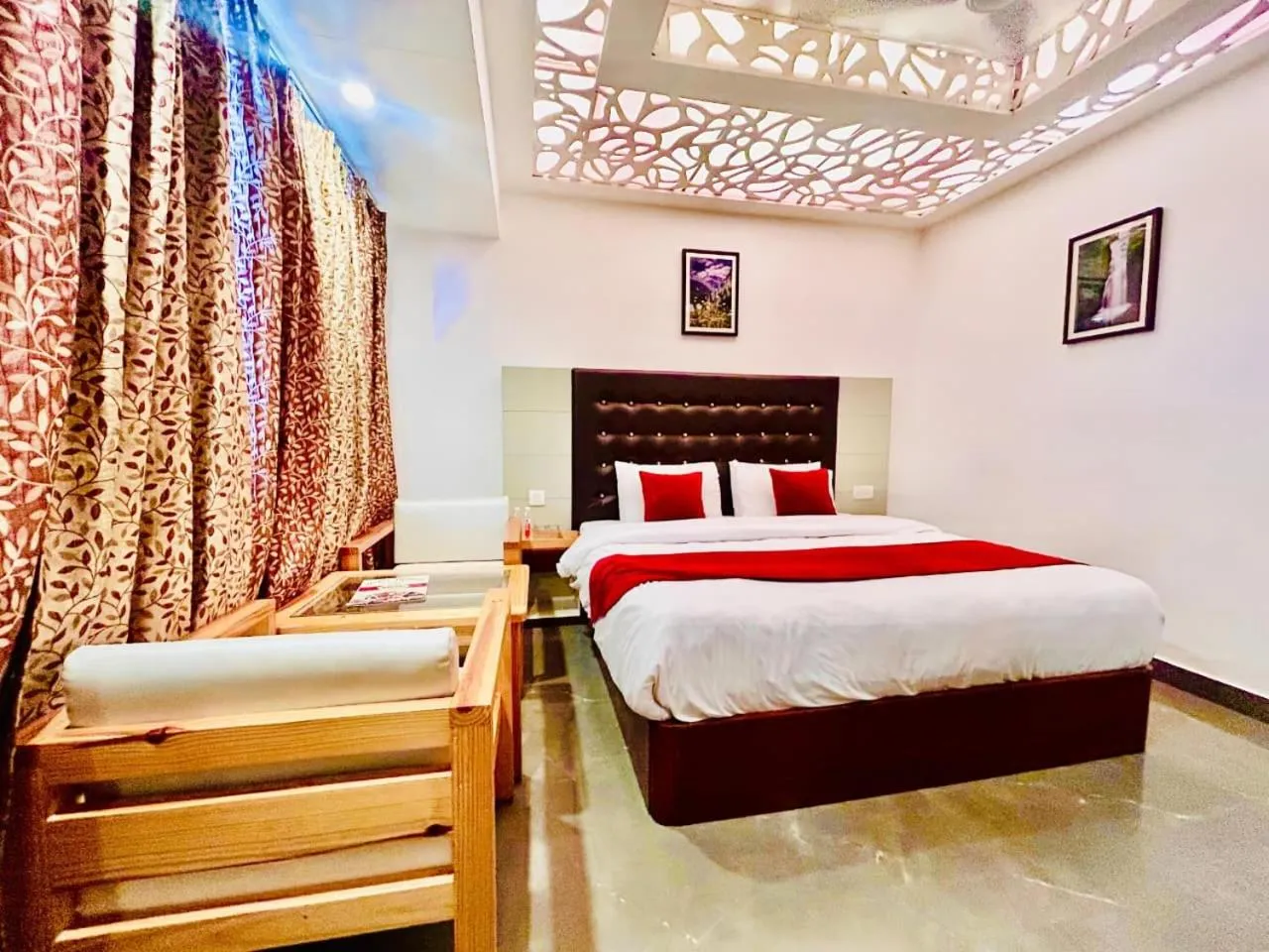 Deluxe Room in Hotel Dwaper A Premium Property Near Mall Road