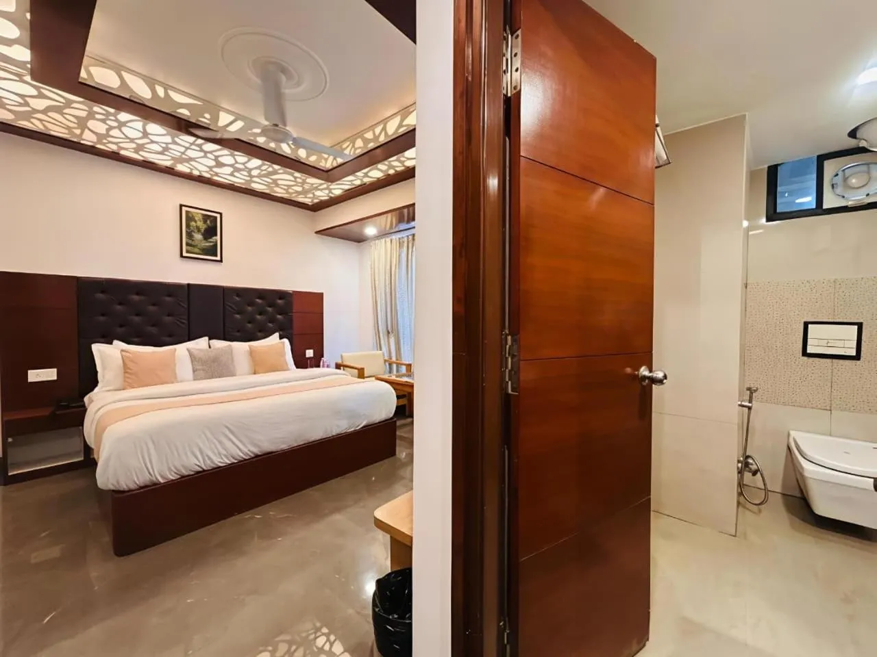 Toilet, Bed in Hotel Dwaper A Premium Property Near Mall Road