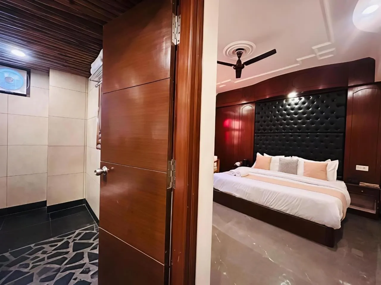 Bed in Hotel Dwaper A Premium Property Near Mall Road