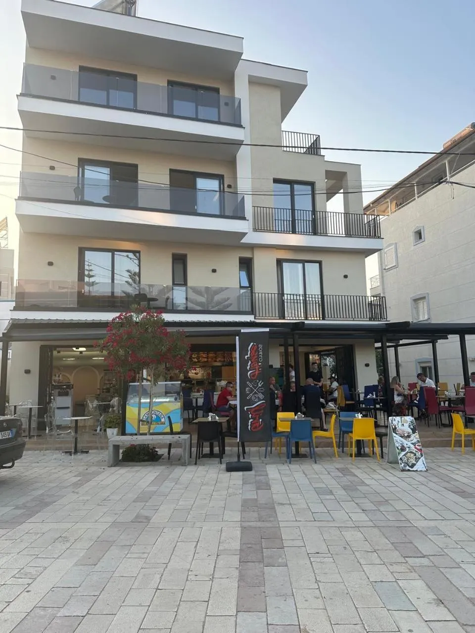 Property building in Hotel Parid