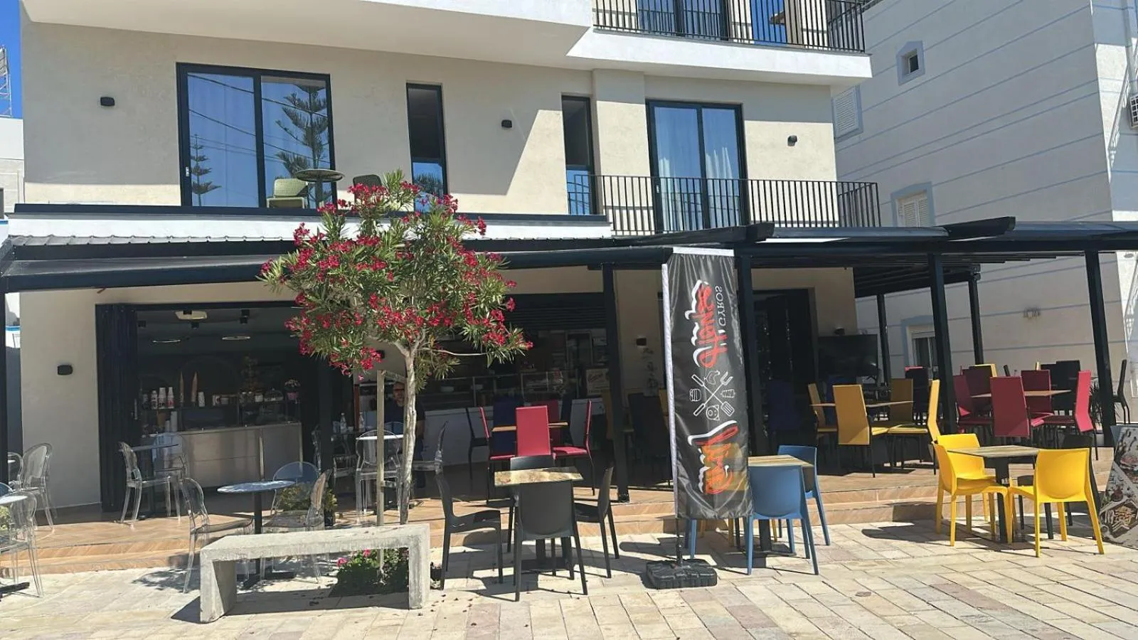 Restaurant/places to eat in Hotel Parid