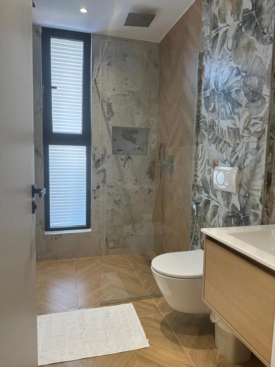 Shower in Hotel Parid