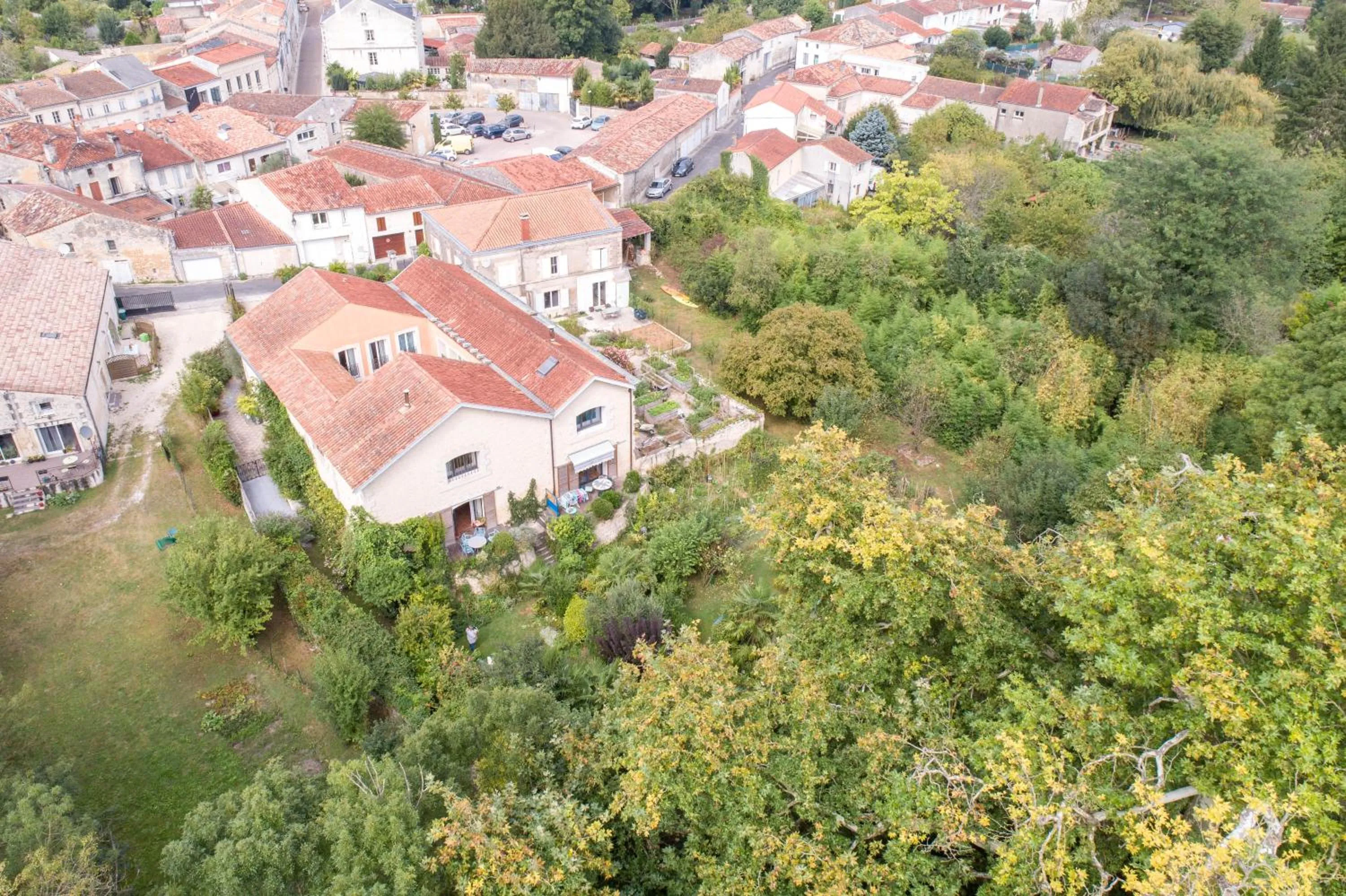 Property building in Chambre d'Hôtes La Grenade Bleue