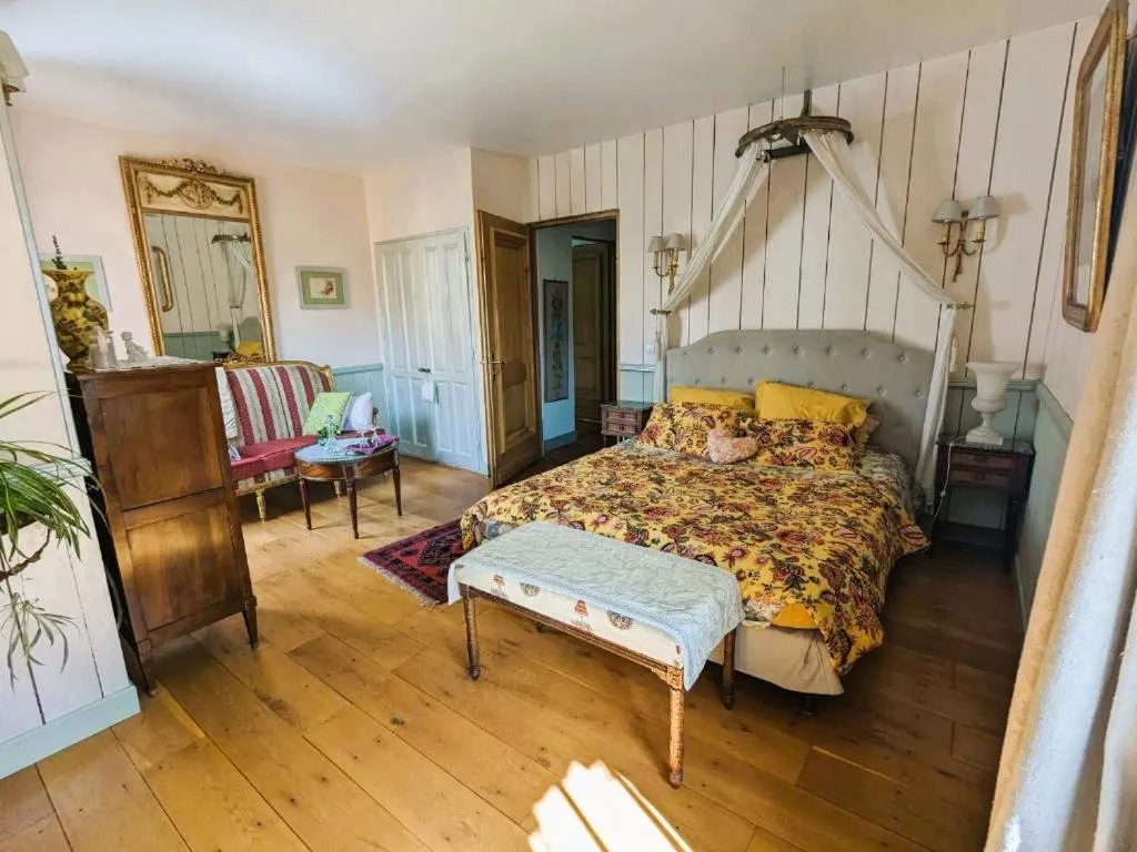 Photo of the whole room, Bed in Chambre d'Hôtes La Grenade Bleue