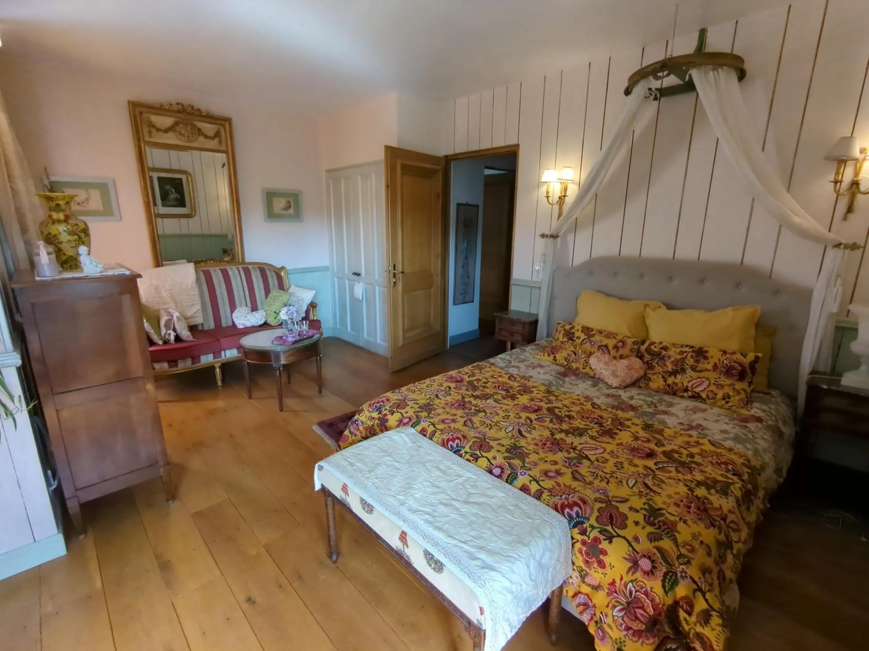 Bedroom, Bed in Chambre d'Hôtes La Grenade Bleue