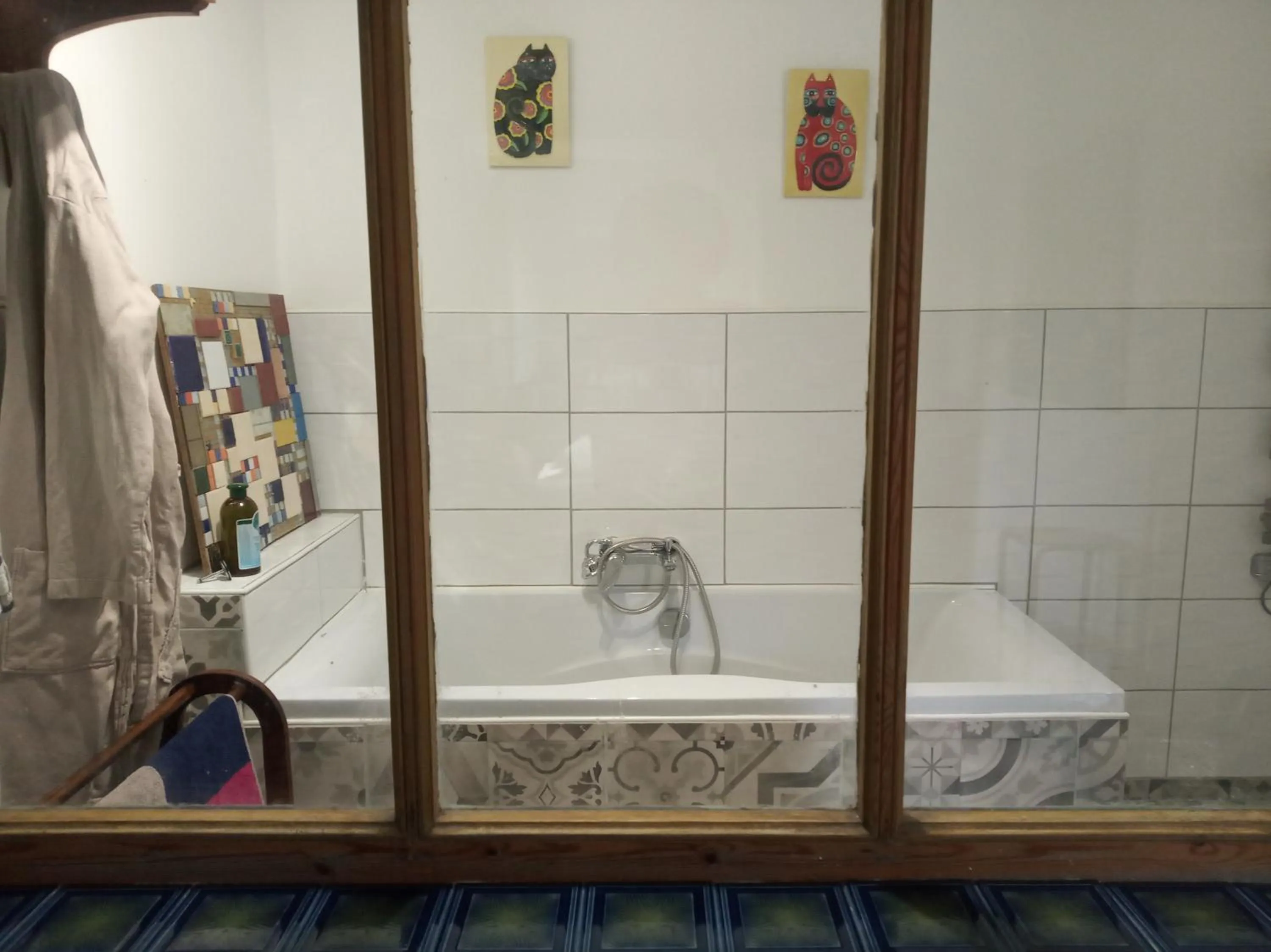 Bath in Chambre d'Hôtes La Grenade Bleue