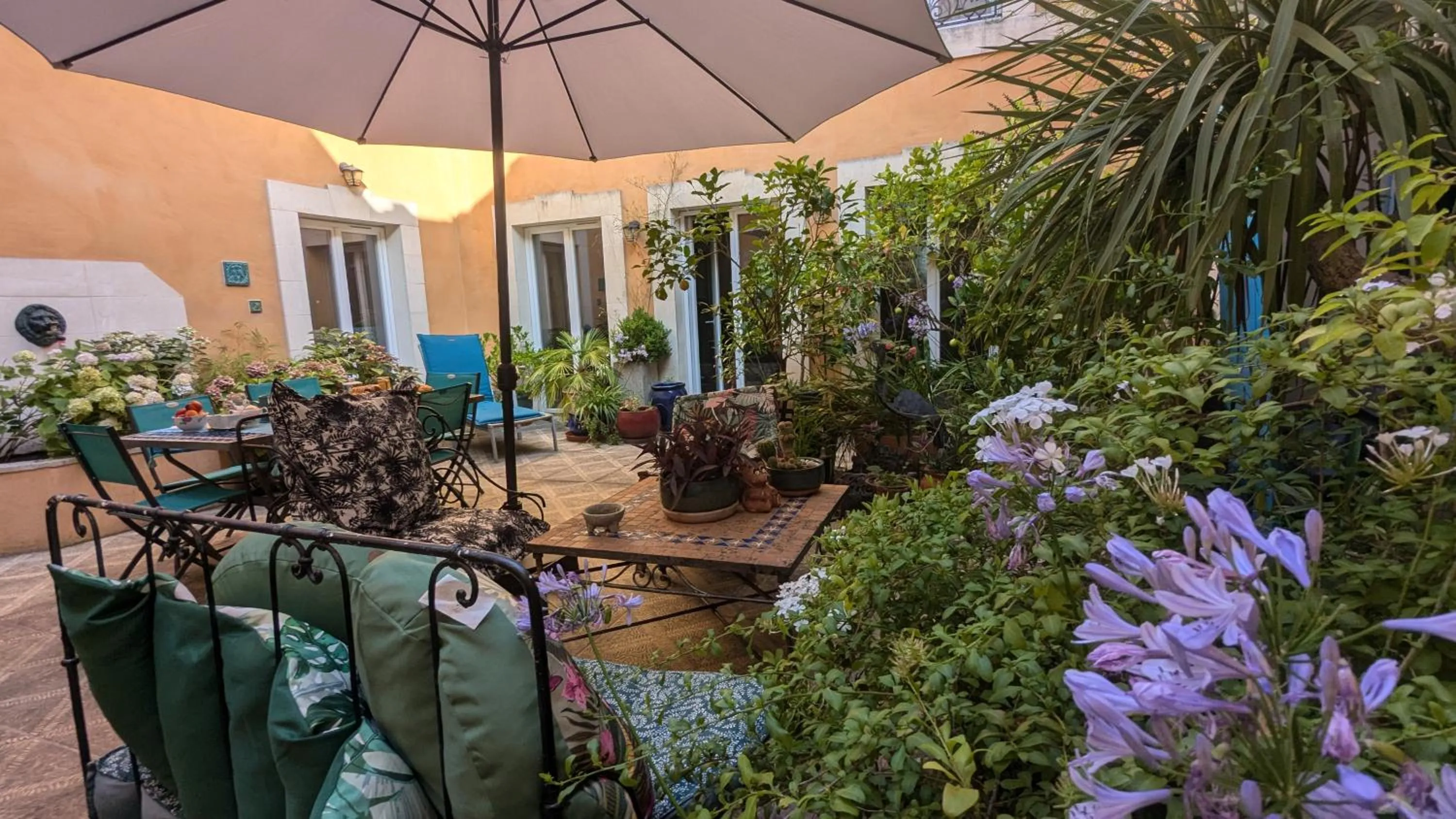 Patio in Chambre d'Hôtes La Grenade Bleue