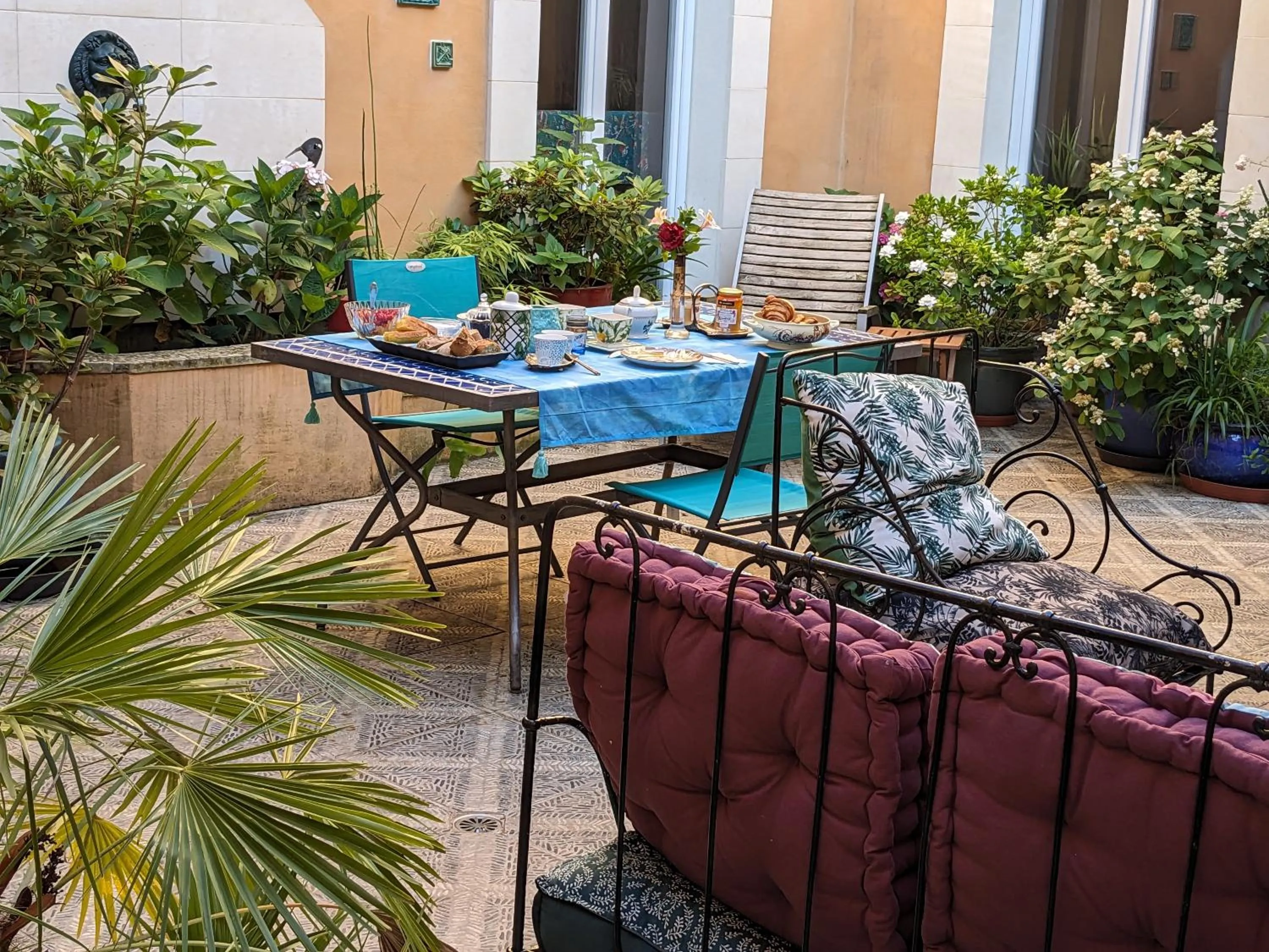 Patio in Chambre d'Hôtes La Grenade Bleue