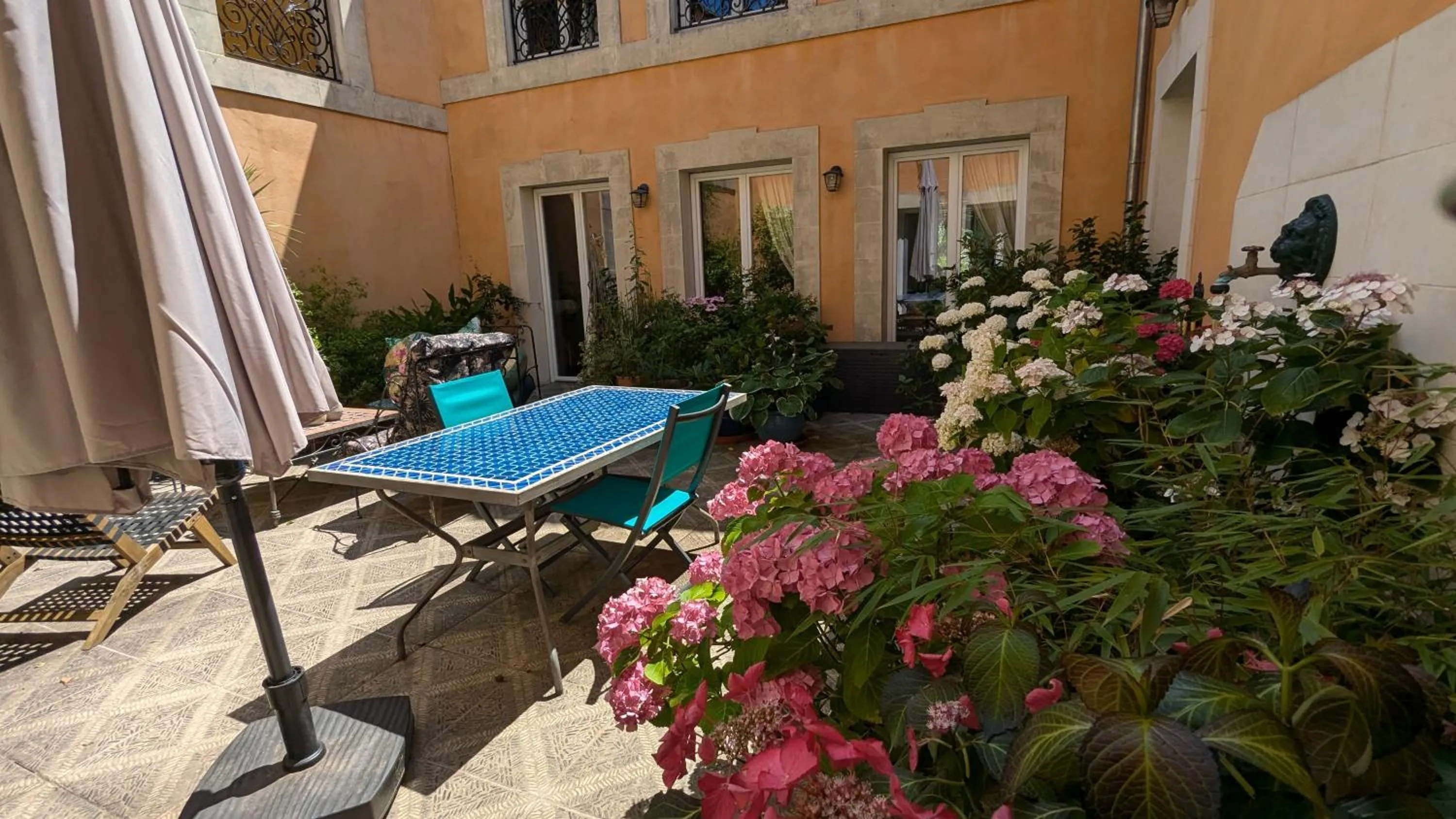 Patio in Chambre d'Hôtes La Grenade Bleue