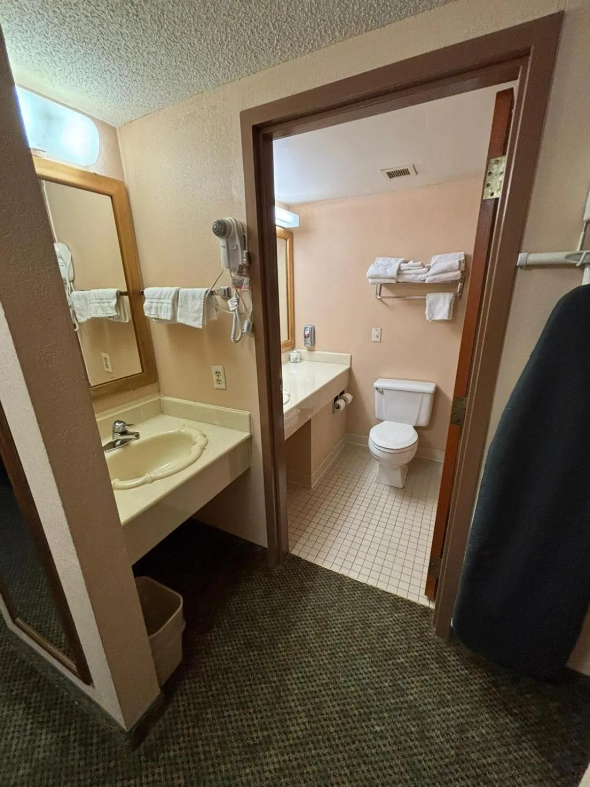 Bathroom in Capital O Marysville Surf Motel Kansas