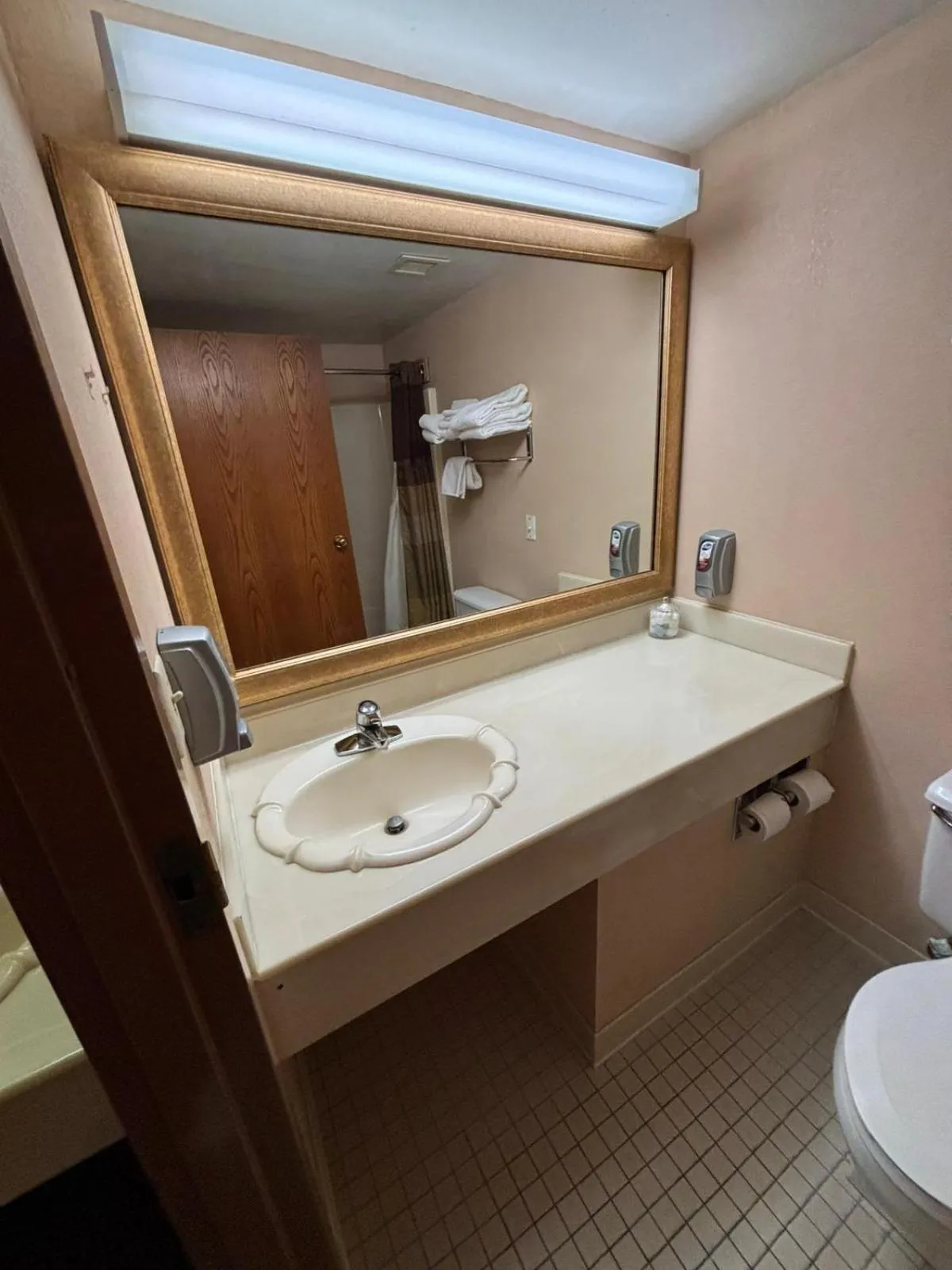 Bathroom in Capital O Marysville Surf Motel Kansas