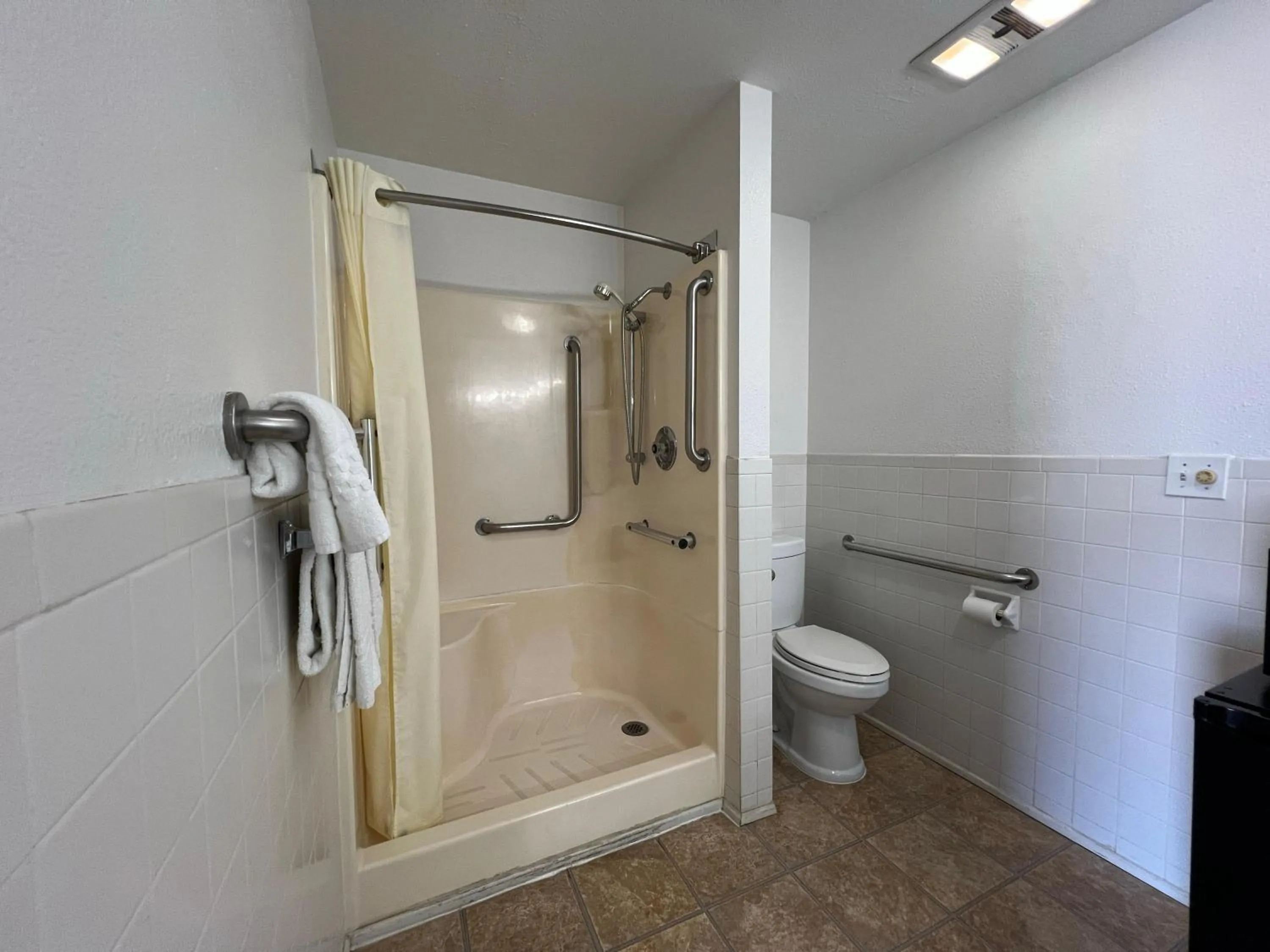 Bathroom in Capital O Marysville Surf Motel Kansas