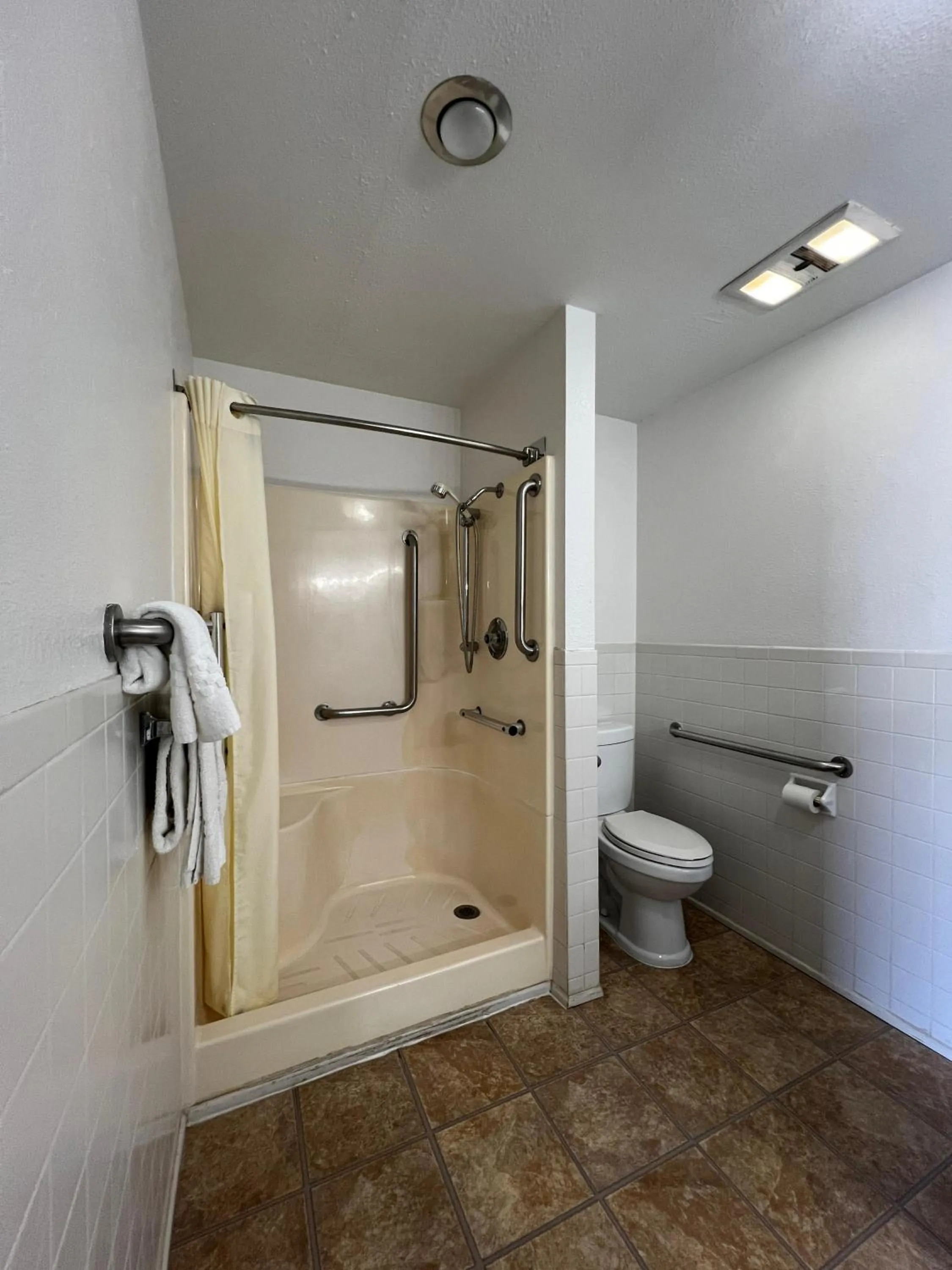 Bathroom in Capital O Marysville Surf Motel Kansas