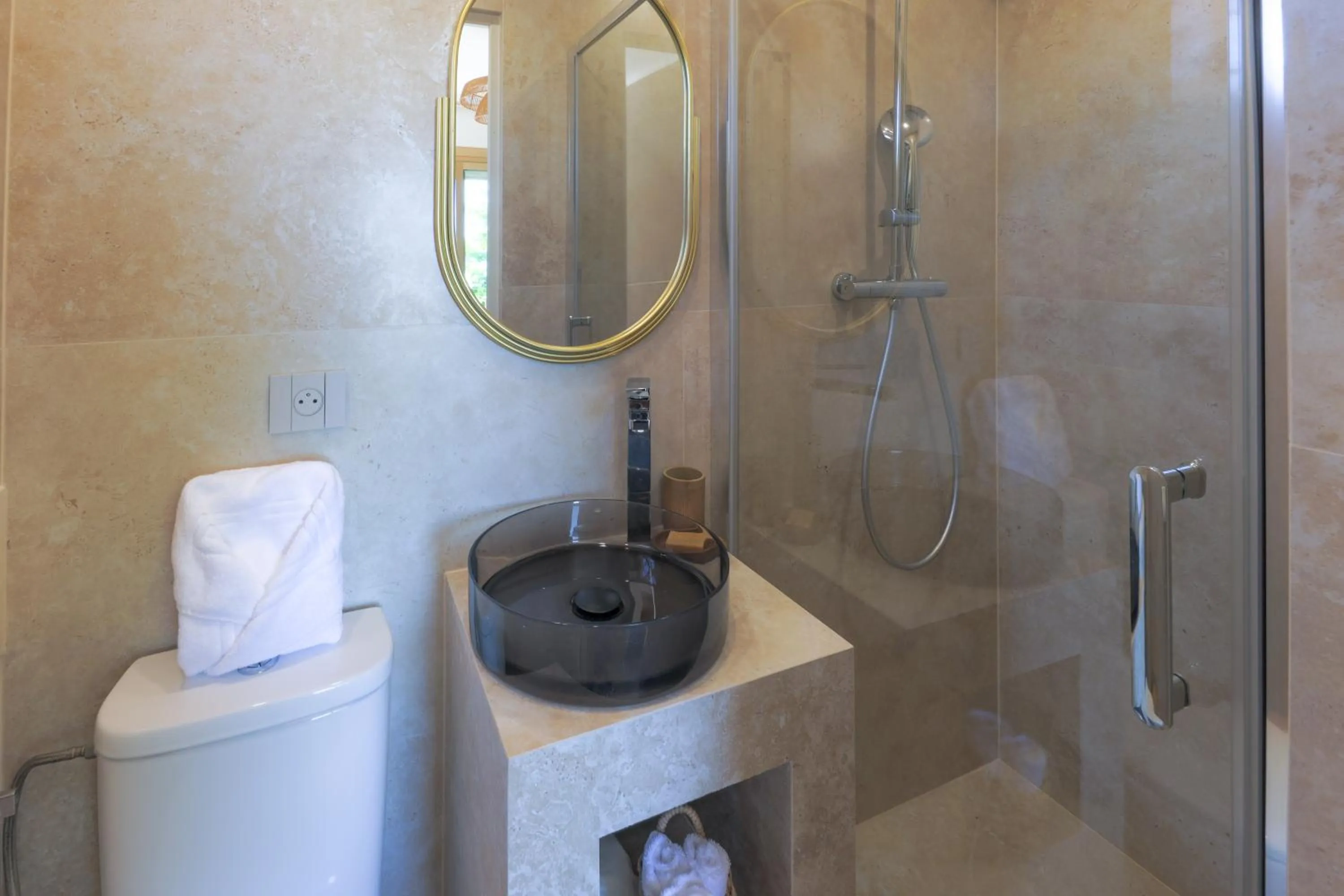 Shower in Hôtel Lou Juan