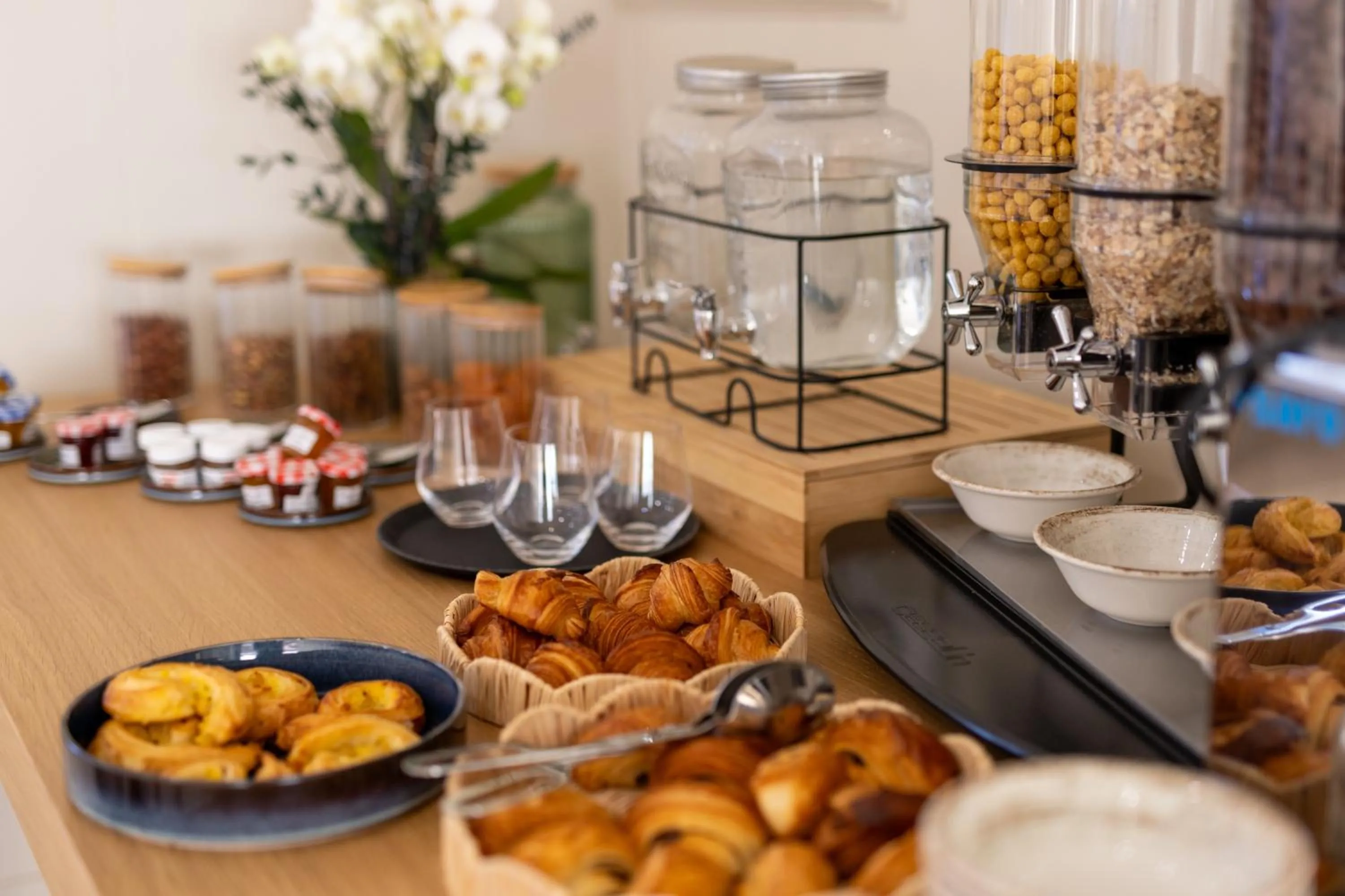 Restaurant/places to eat in Hôtel Lou Juan