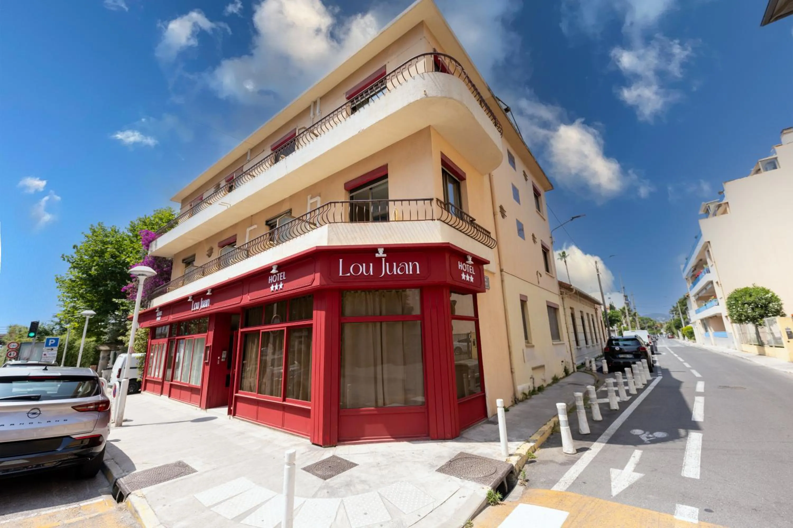 Facade/entrance in Hôtel Lou Juan