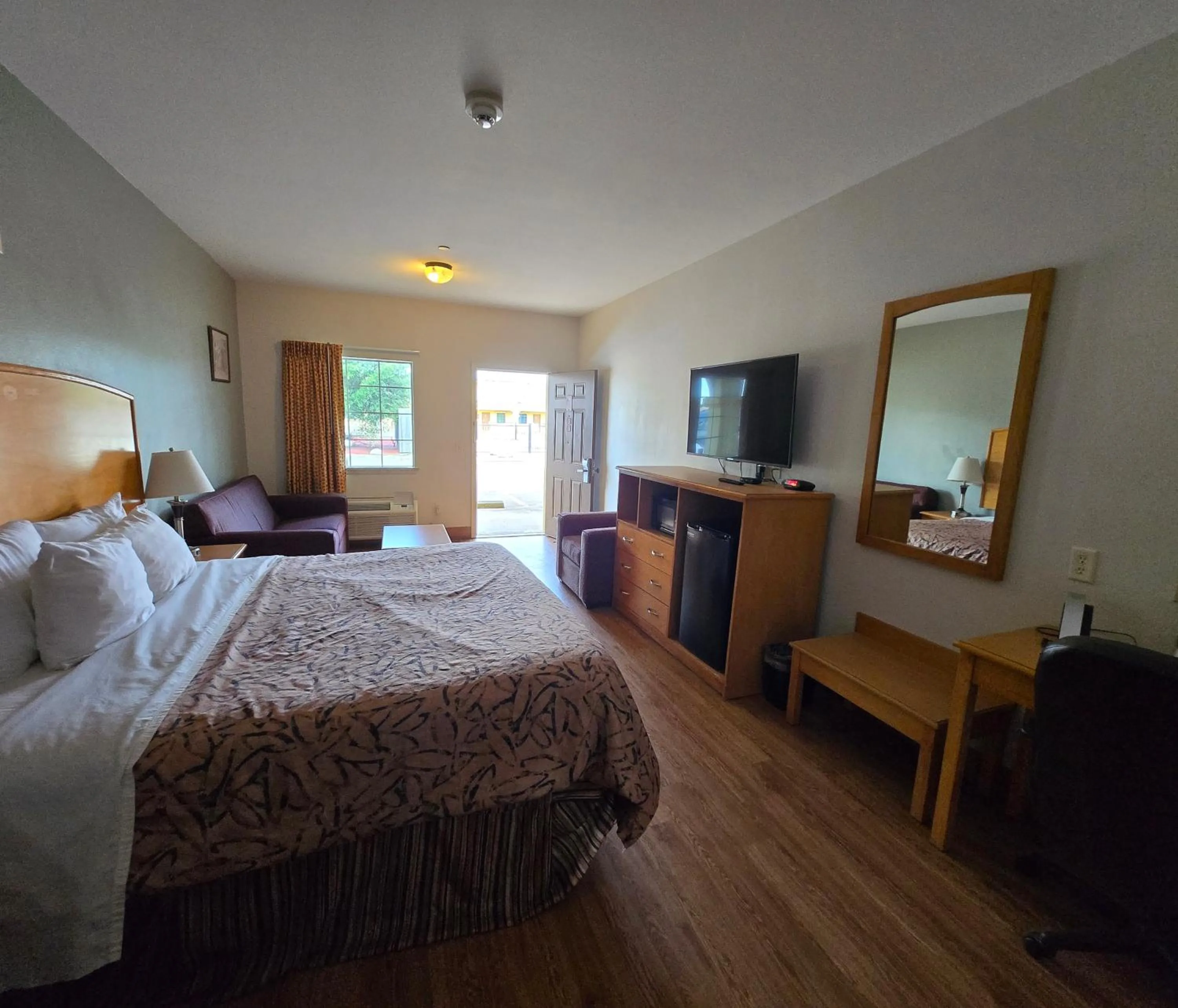 Deluxe Family Room in Whitesboro Inn & Suites