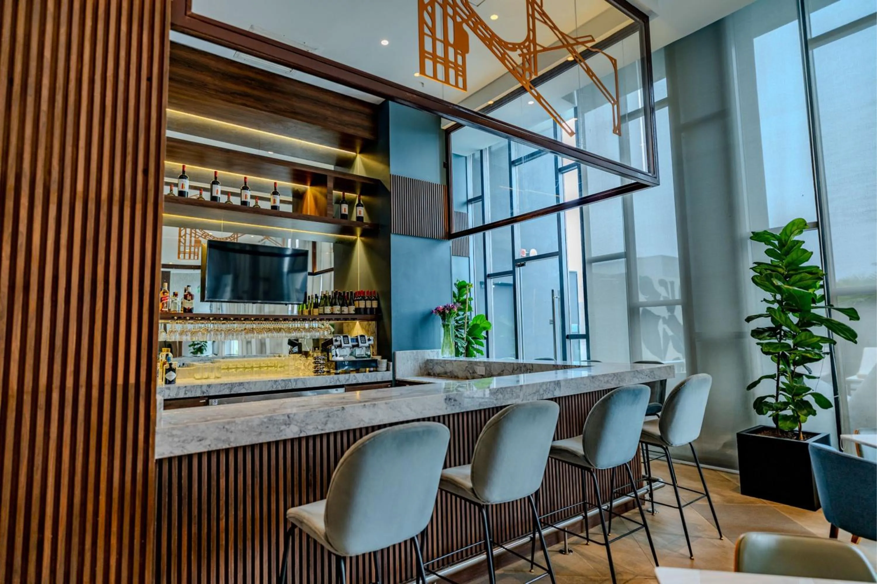 Lounge or bar in Courtyard by Marriott Santiago Airport