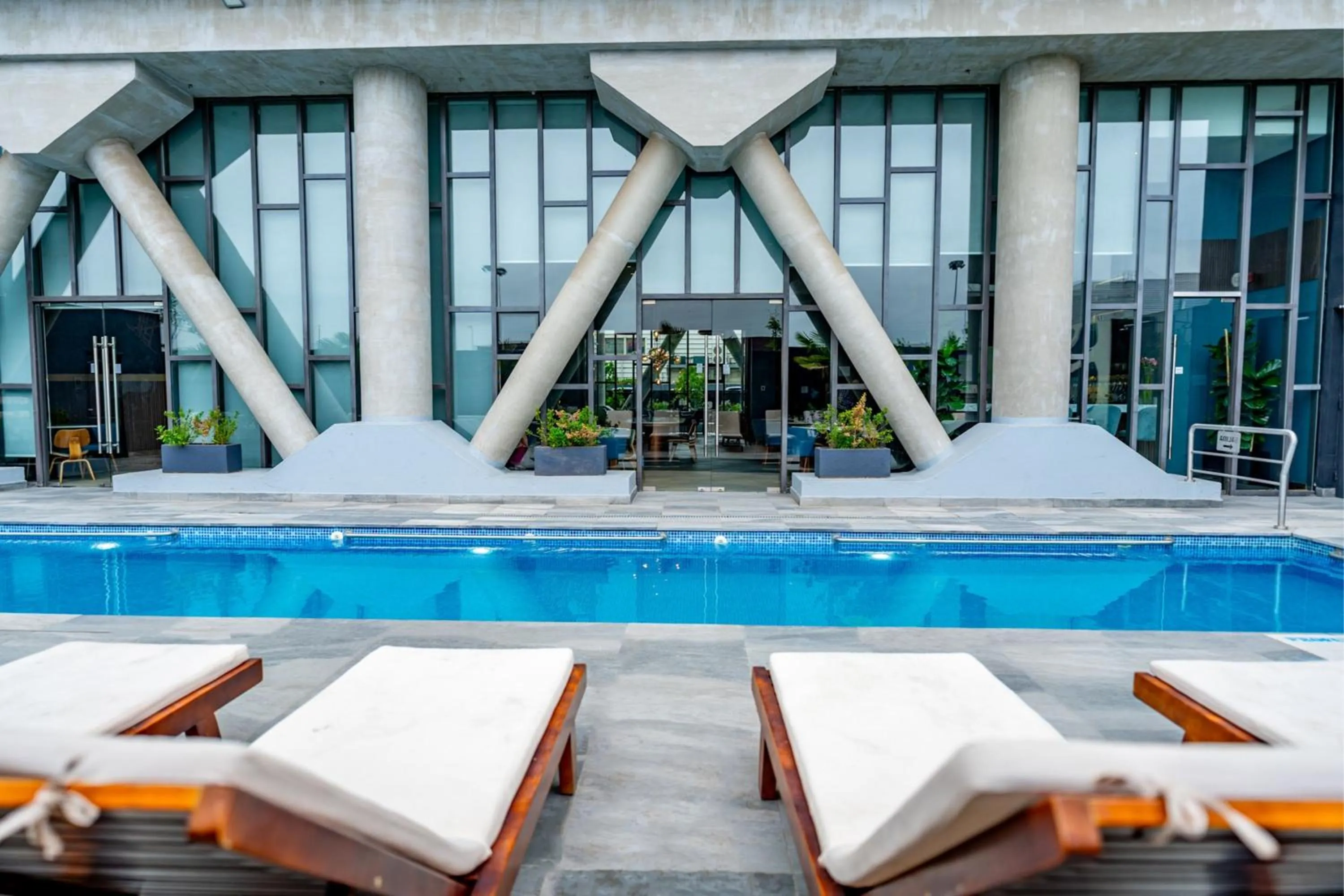 Swimming pool in Courtyard by Marriott Santiago Airport