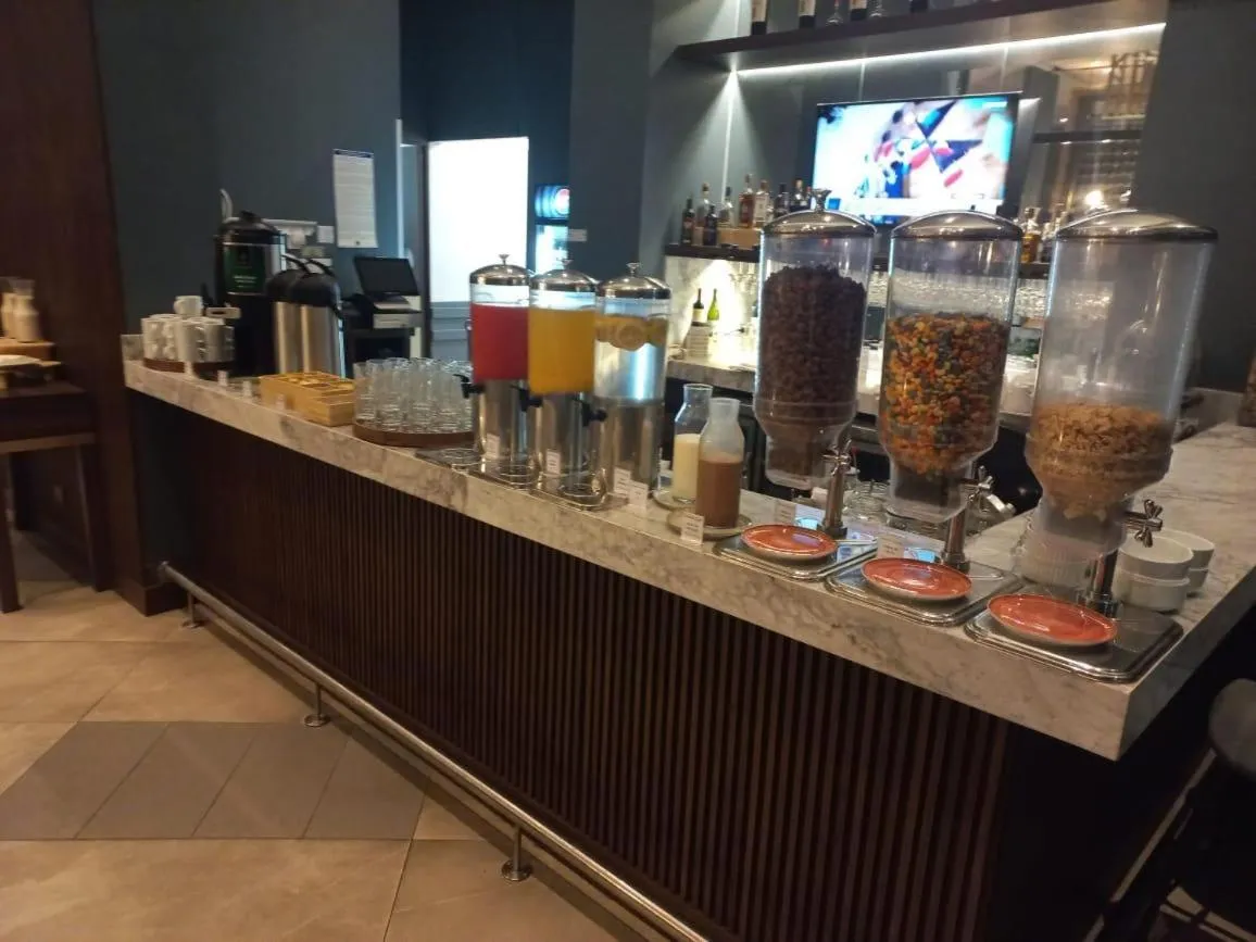 Food and drinks in Courtyard by Marriott Santiago Airport
