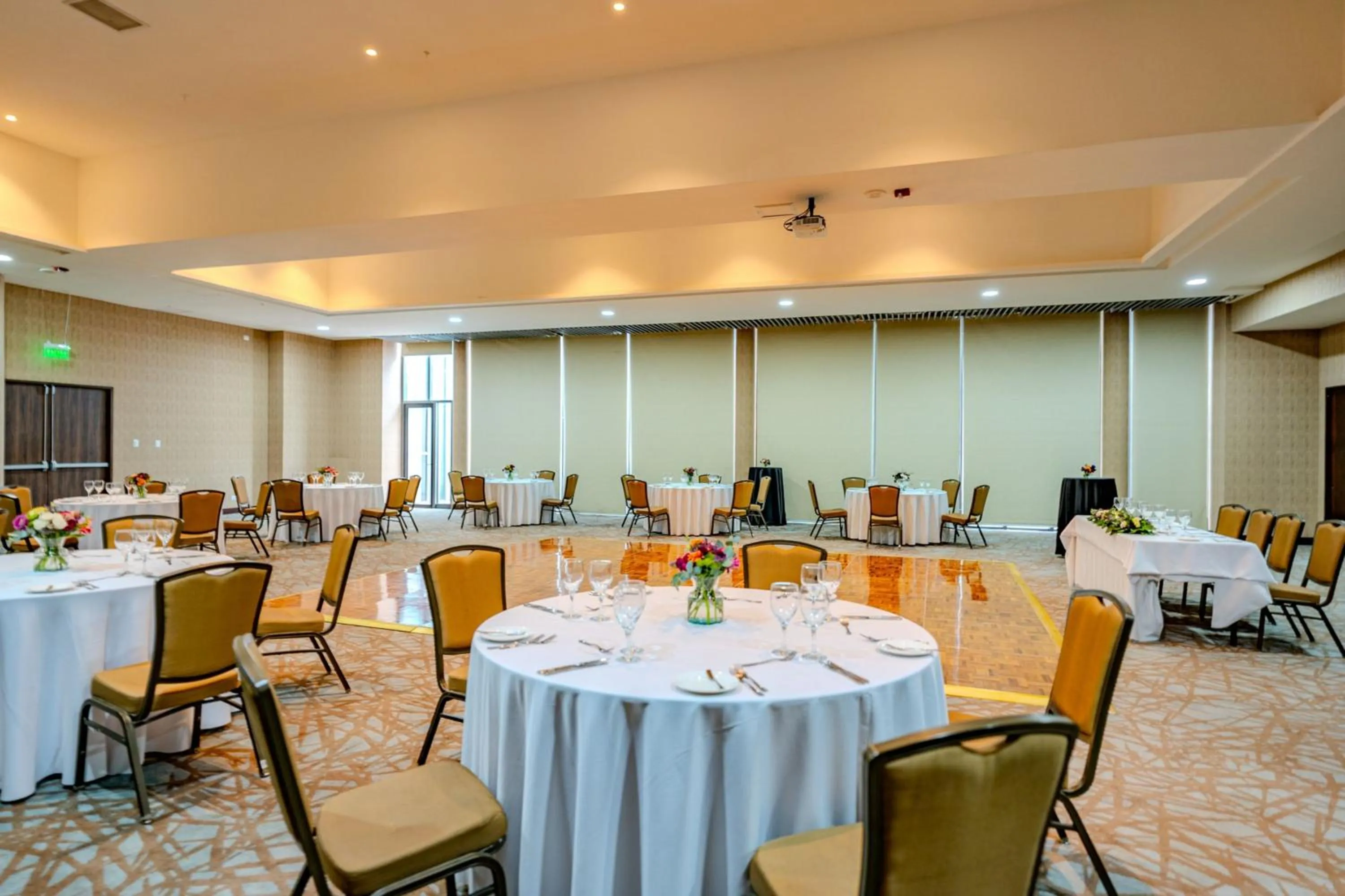 Banquet/Function facilities in Courtyard by Marriott Santiago Airport
