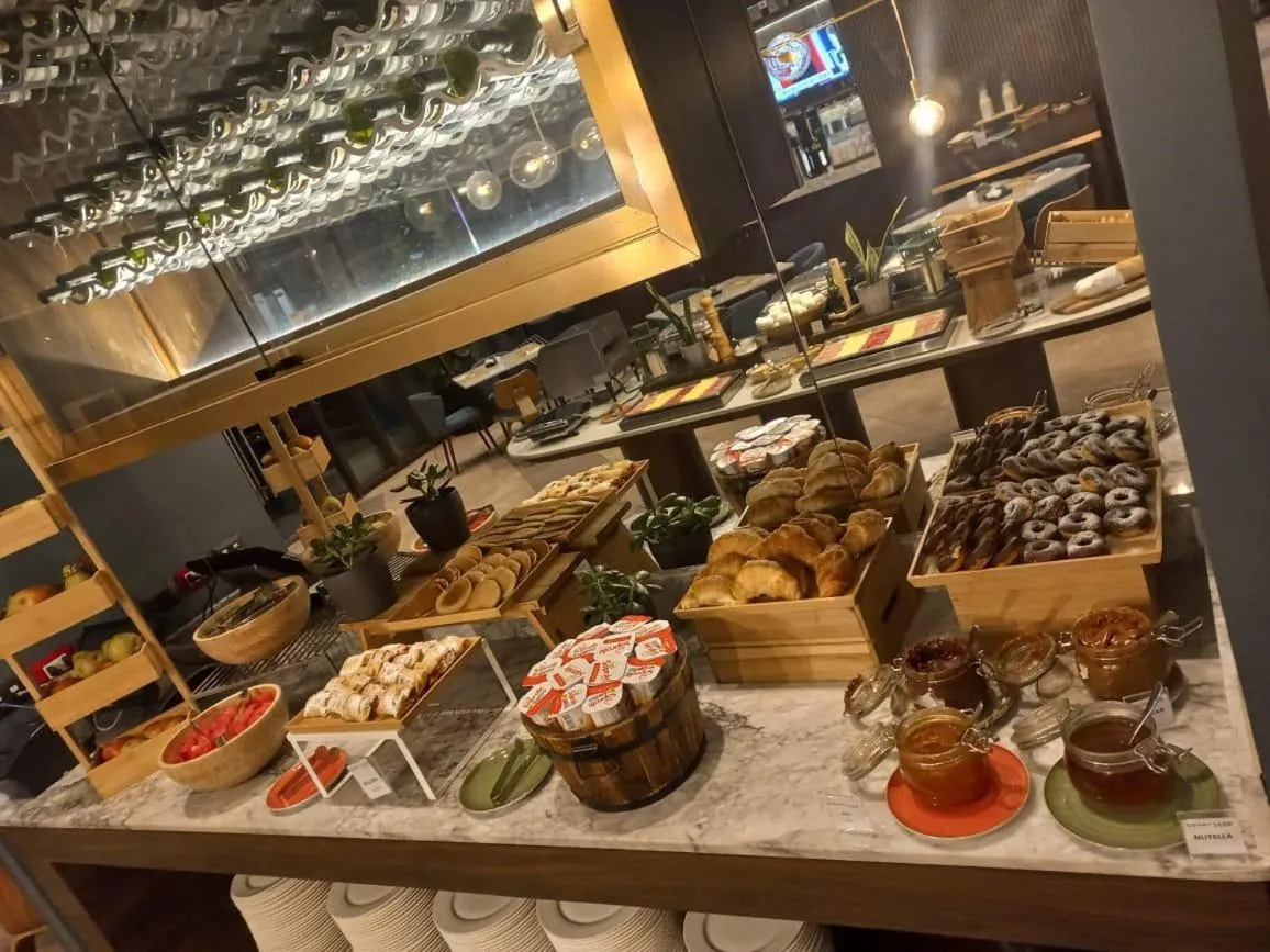 Food and drinks in Courtyard by Marriott Santiago Airport