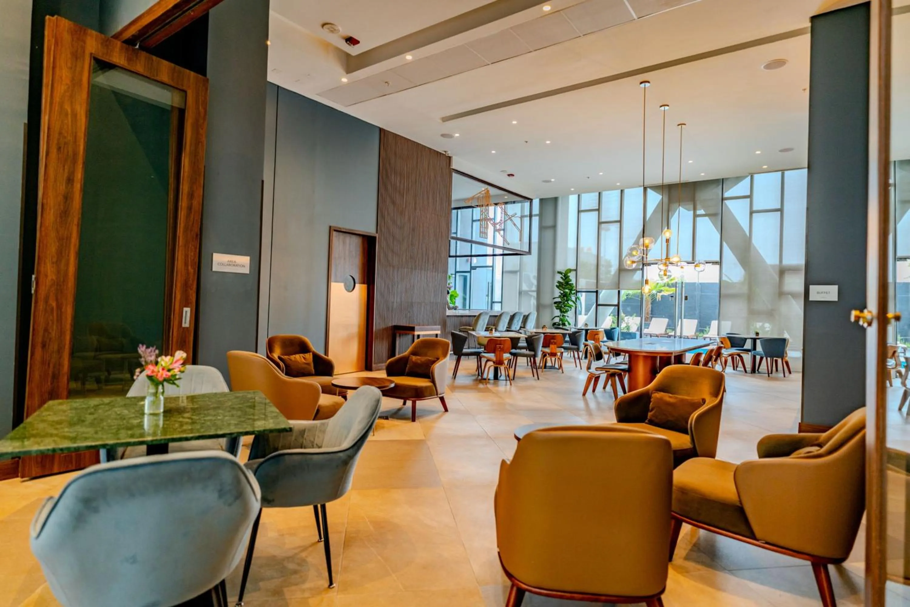 Restaurant/places to eat in Courtyard by Marriott Santiago Airport