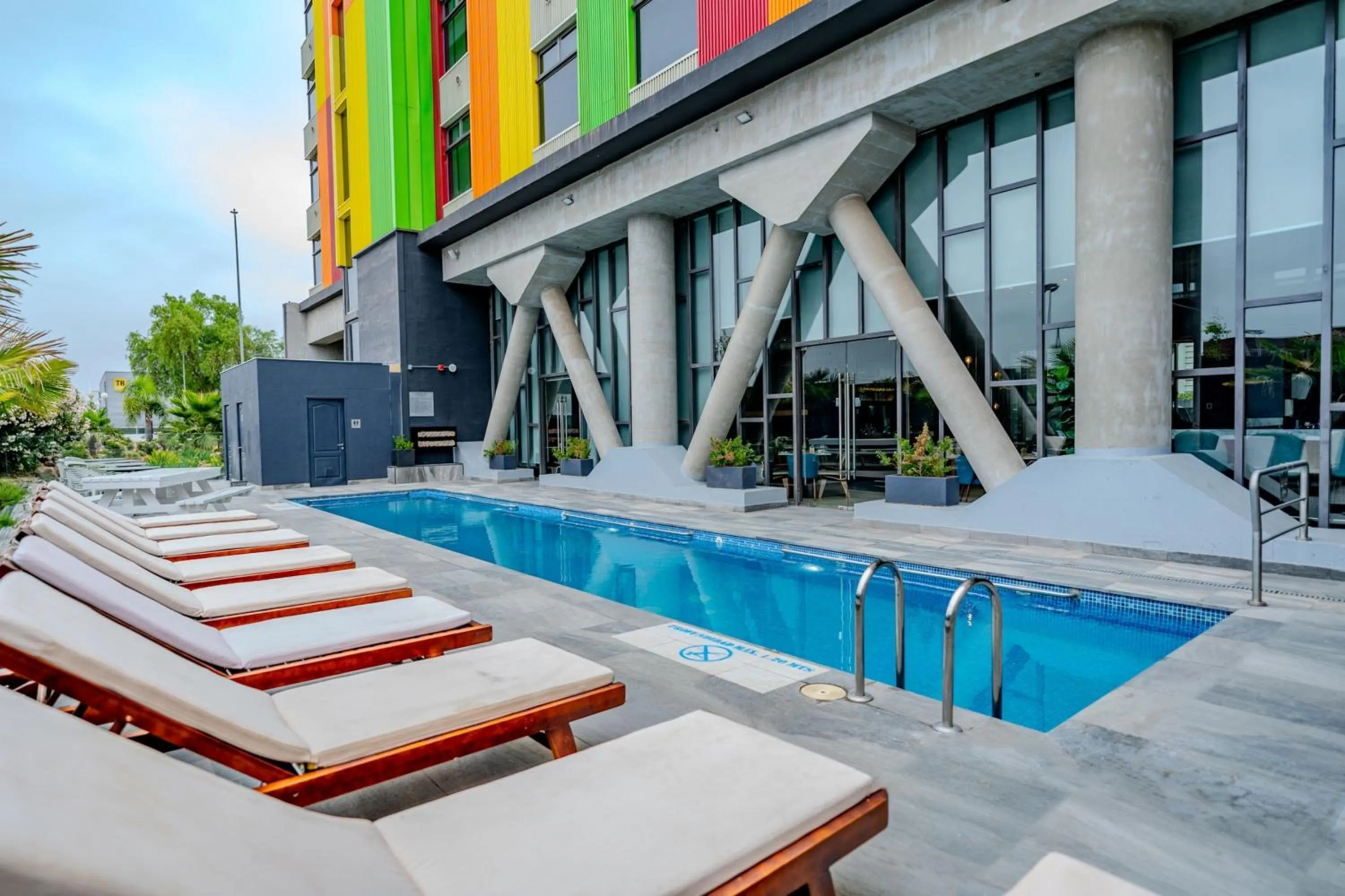Swimming pool in Courtyard by Marriott Santiago Airport