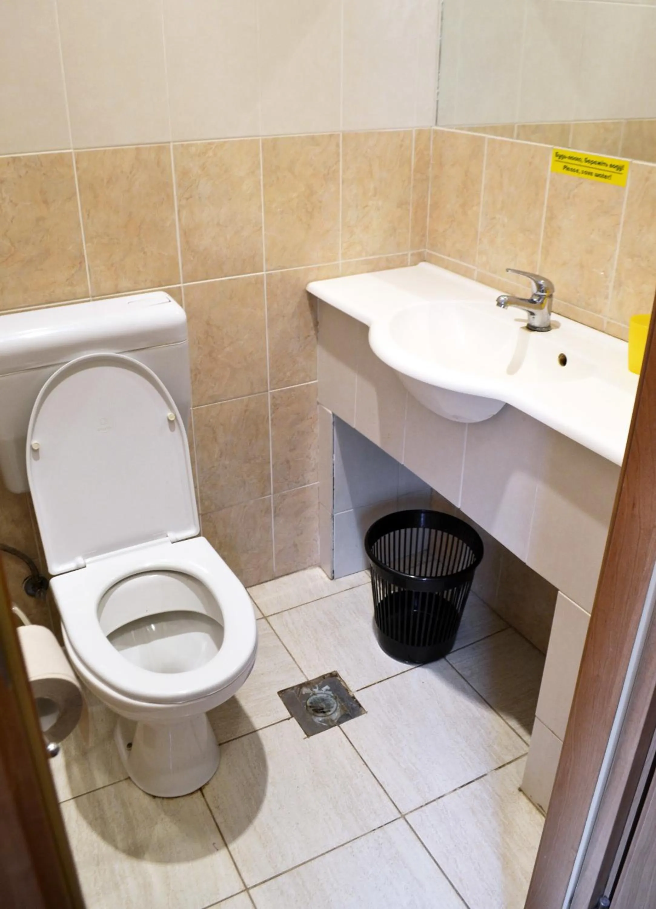 Toilet in Malvy hotel
