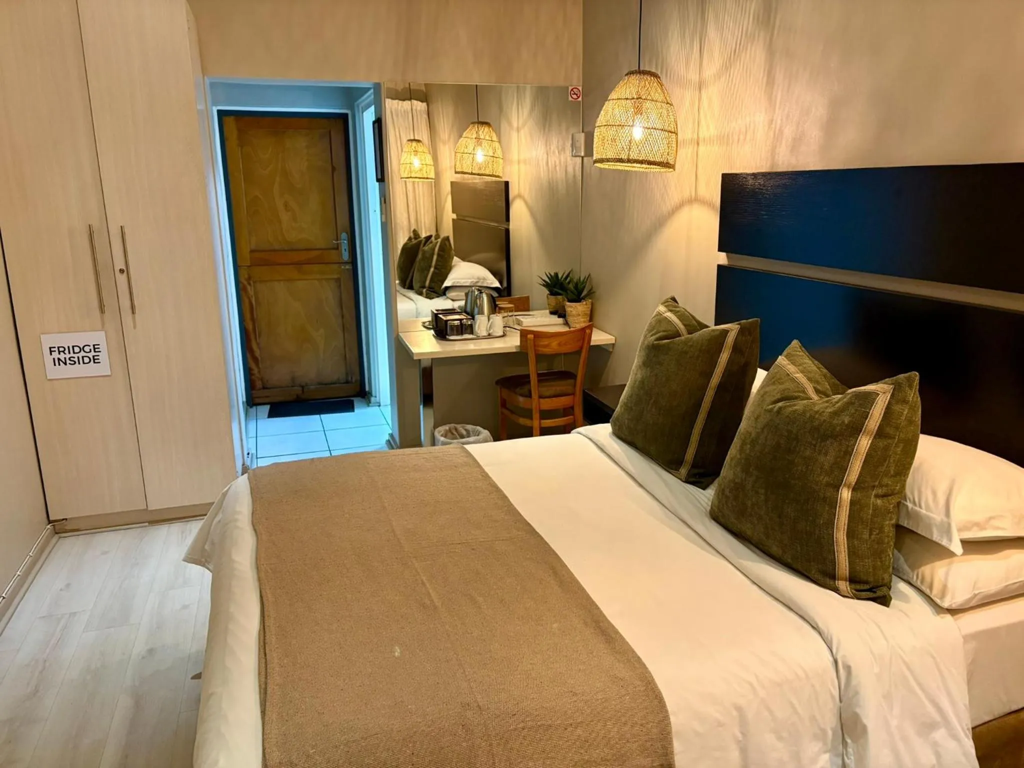 Coffee/tea facilities, Bed in The Suburban Guest House