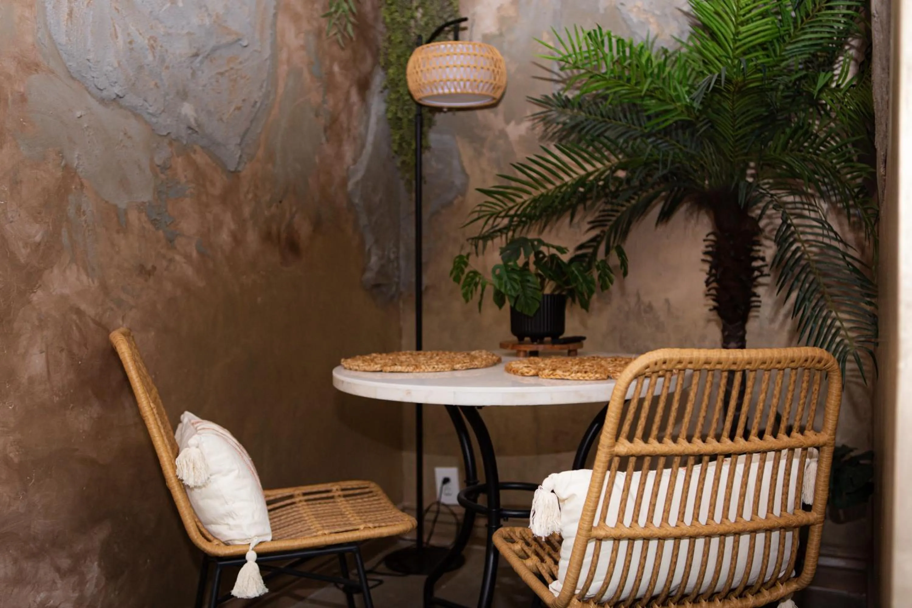 Hideaway Suites On 5th-Formally 5th East Hall