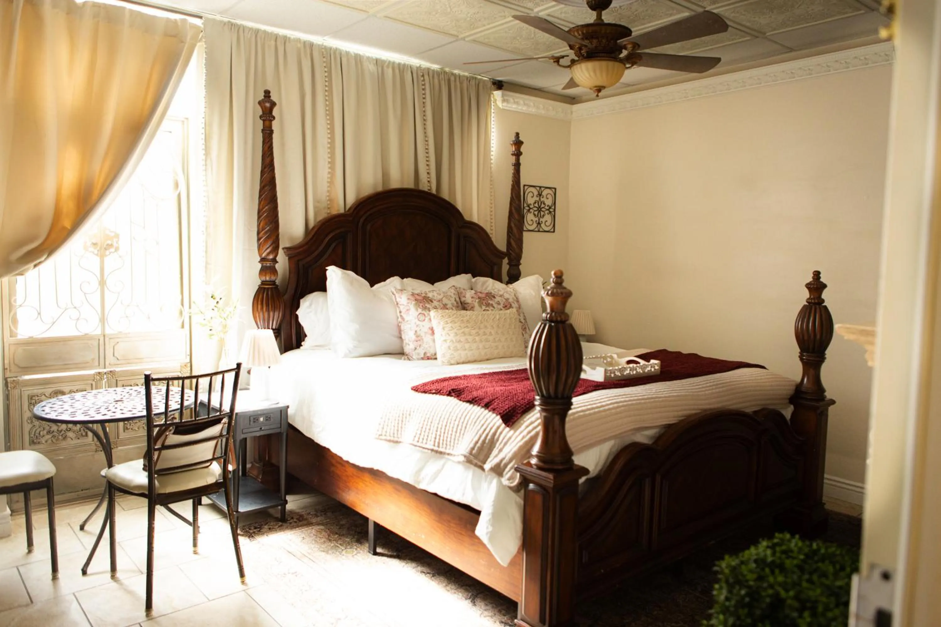 Bed in Hideaway Suites On 5th-Formally 5th East Hall