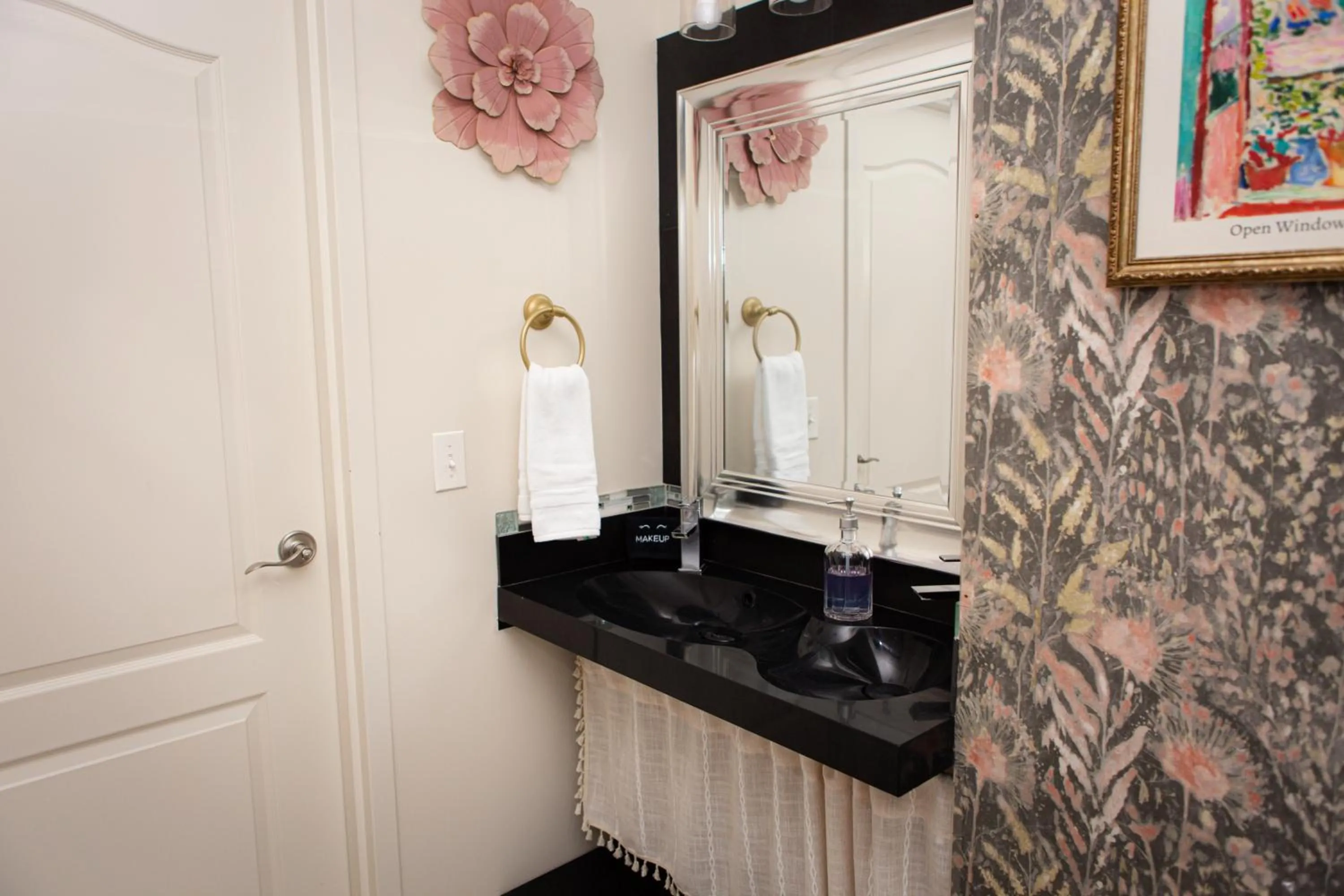 Hideaway Suites On 5th-Formally 5th East Hall