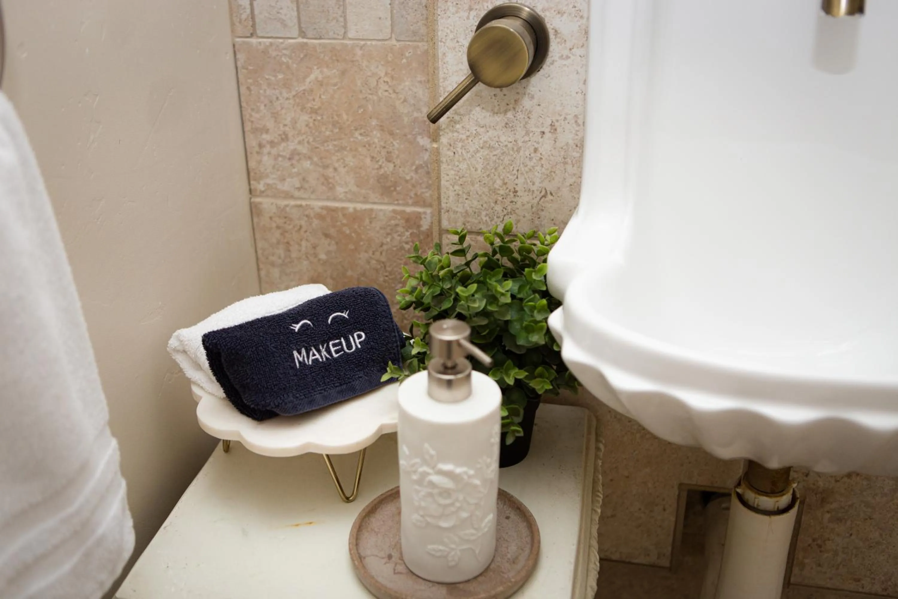 Hideaway Suites On 5th-Formally 5th East Hall