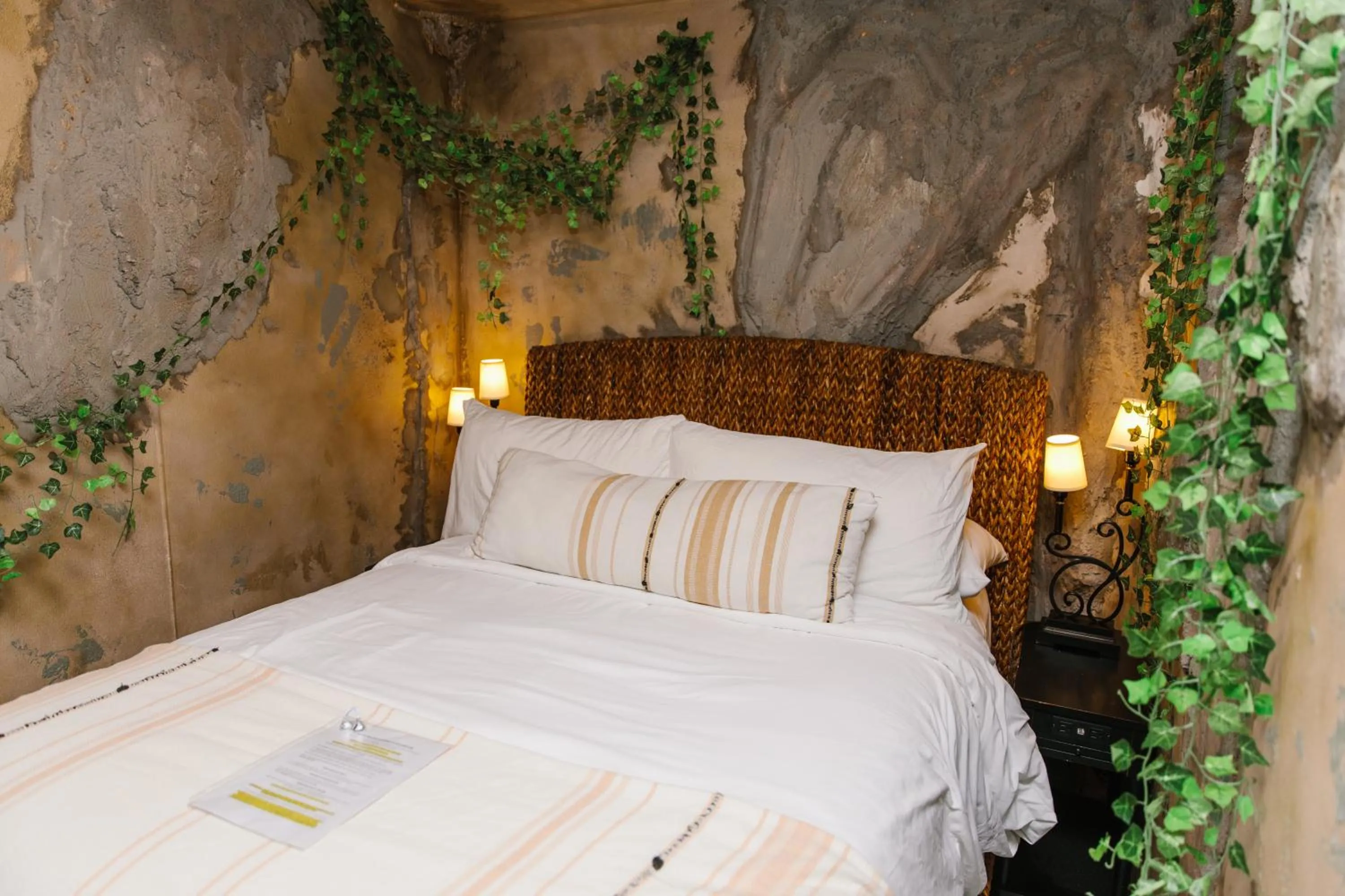 Bed in 5th East Hall Bed & Breakfast