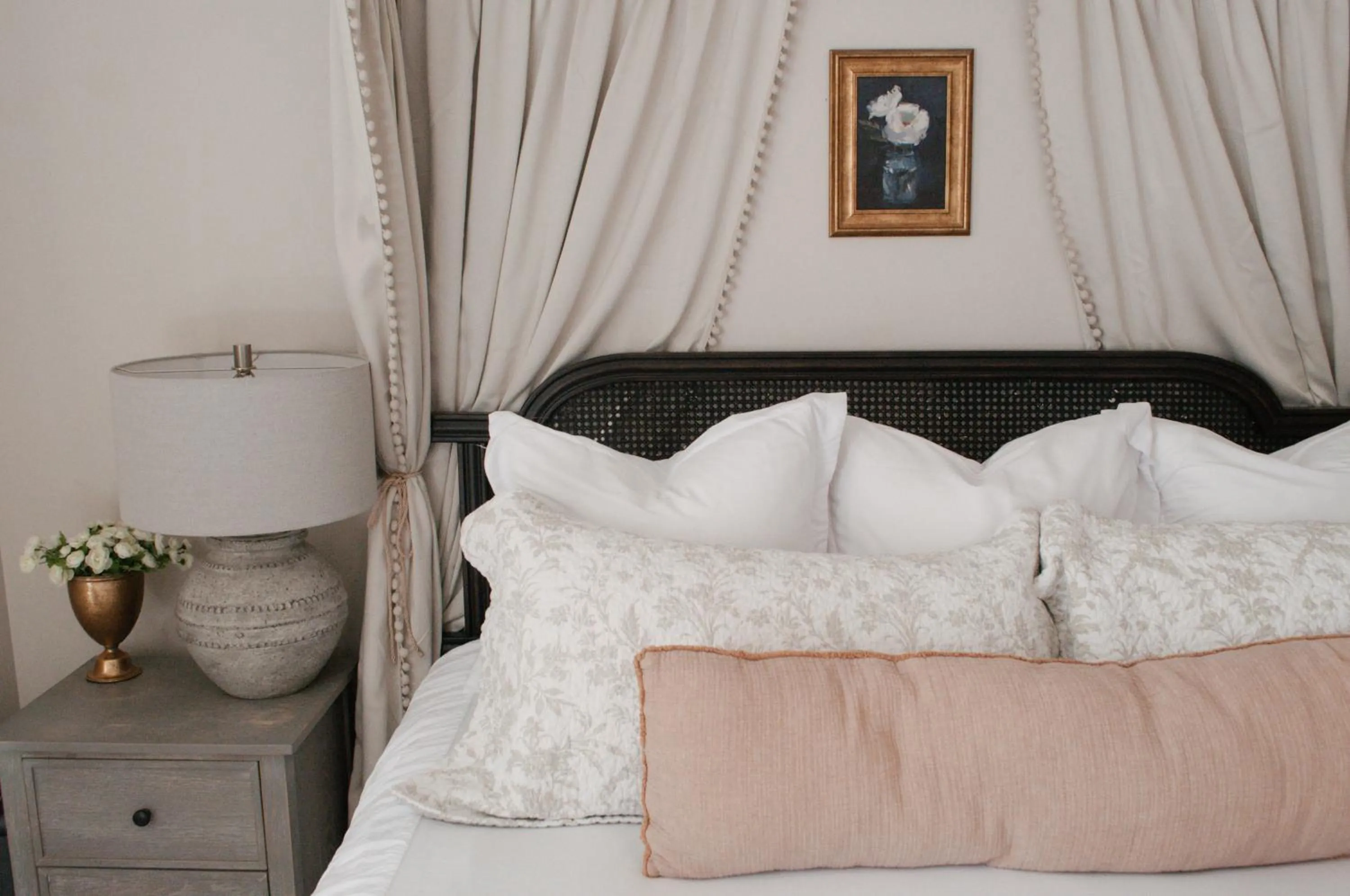 Bed in 5th East Hall Bed & Breakfast