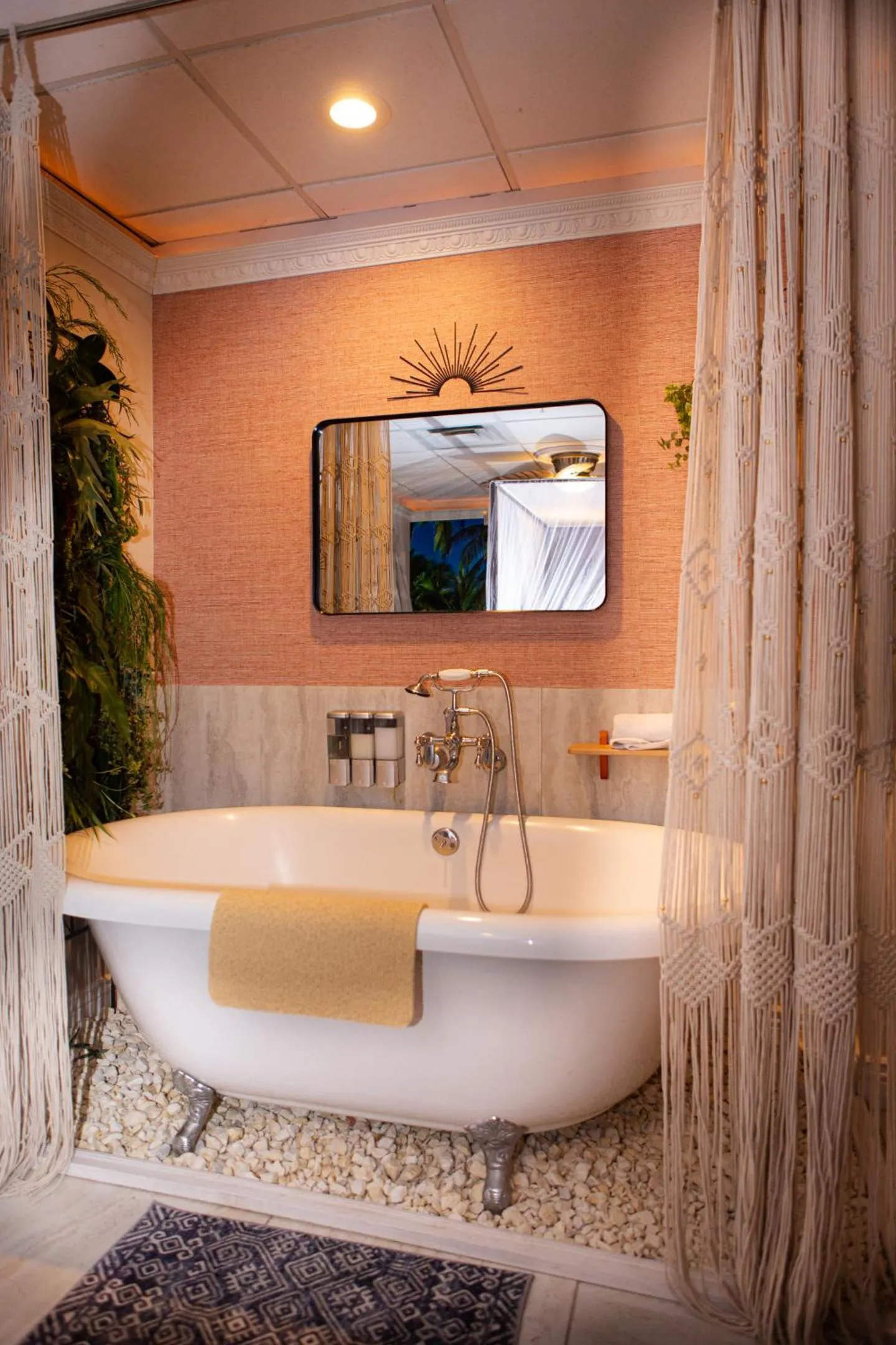 Hideaway Suites On 5th-Formally 5th East Hall