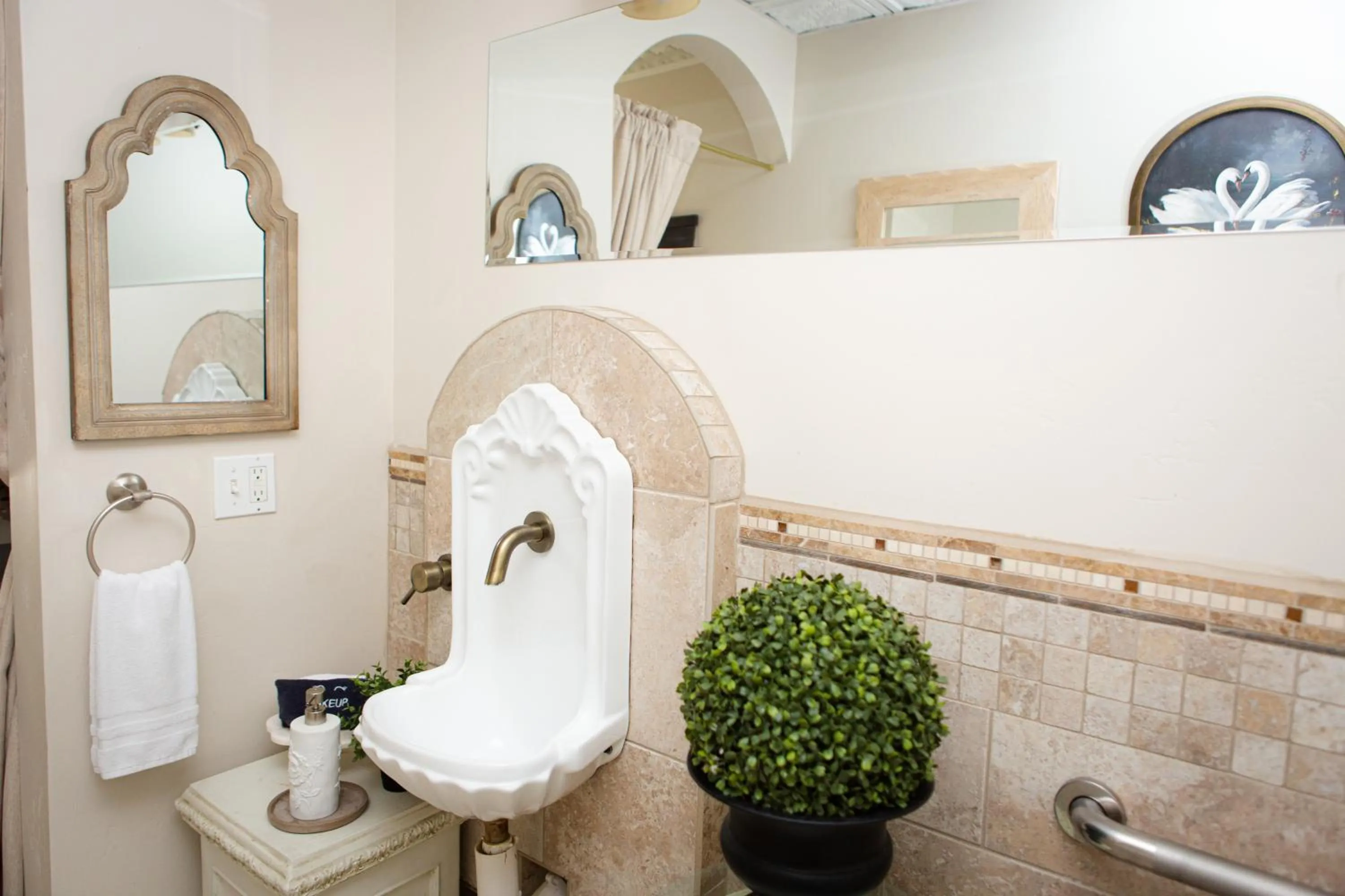 Hideaway Suites On 5th-Formally 5th East Hall