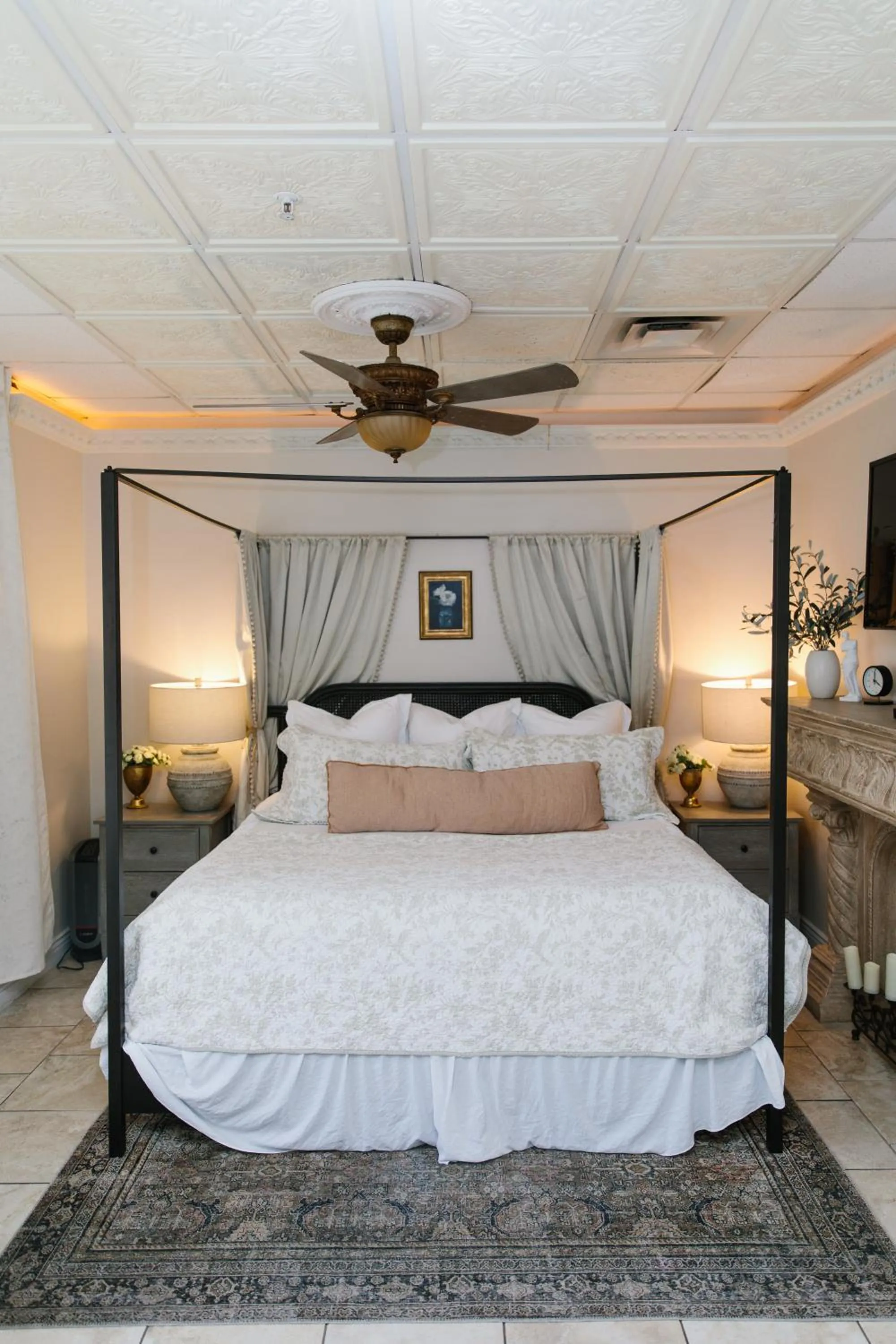 Bed in 5th East Hall Bed & Breakfast