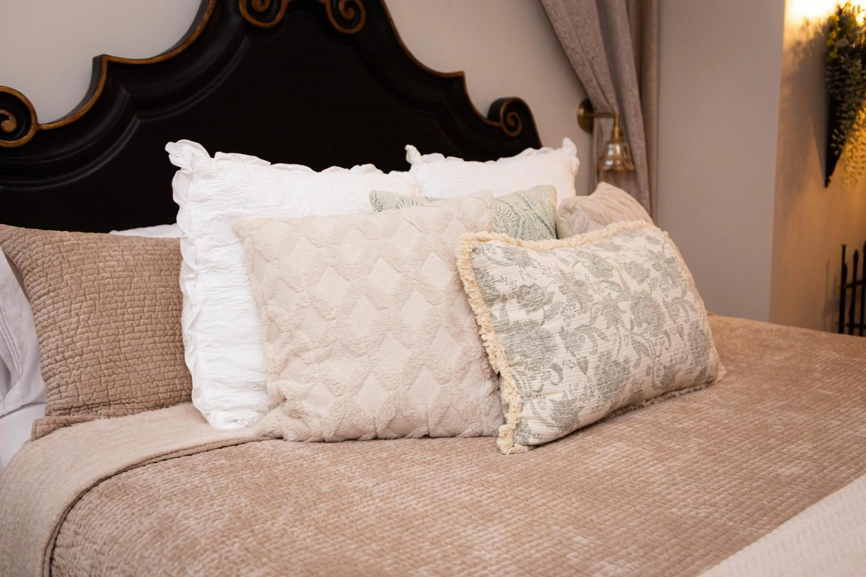 Bed in Hideaway Suites On 5th-Formally 5th East Hall