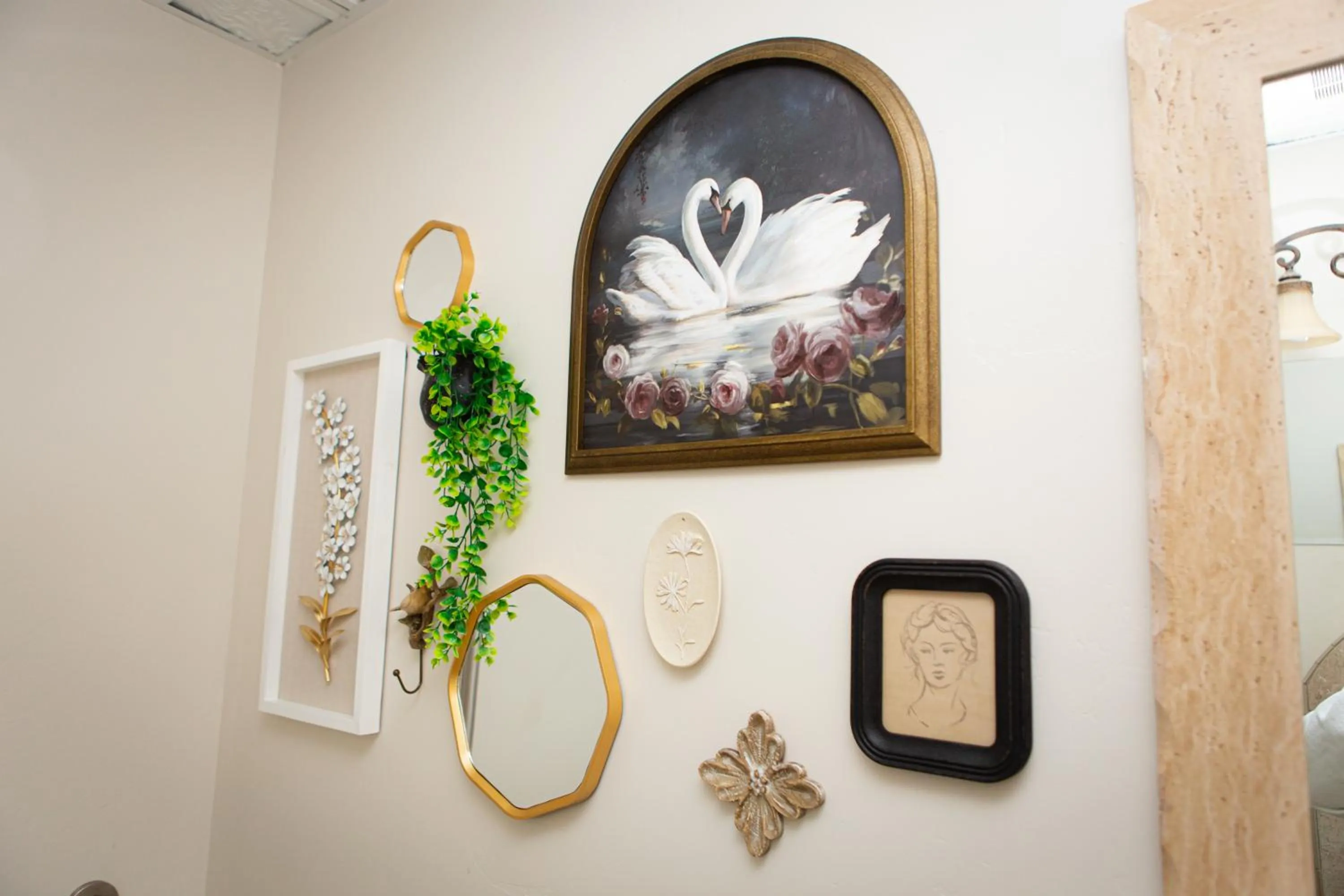 Hideaway Suites On 5th-Formally 5th East Hall