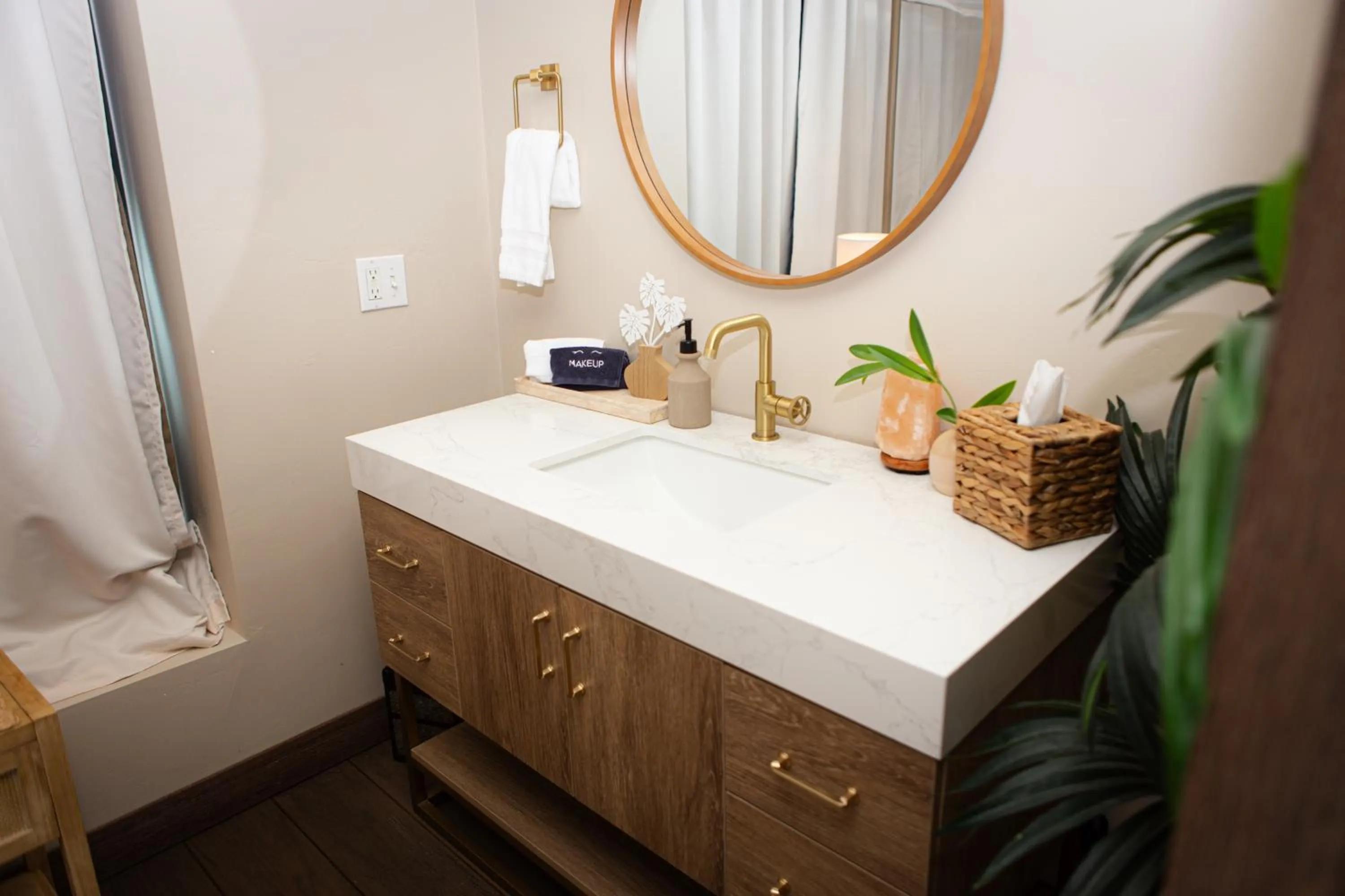 Hideaway Suites On 5th-Formally 5th East Hall