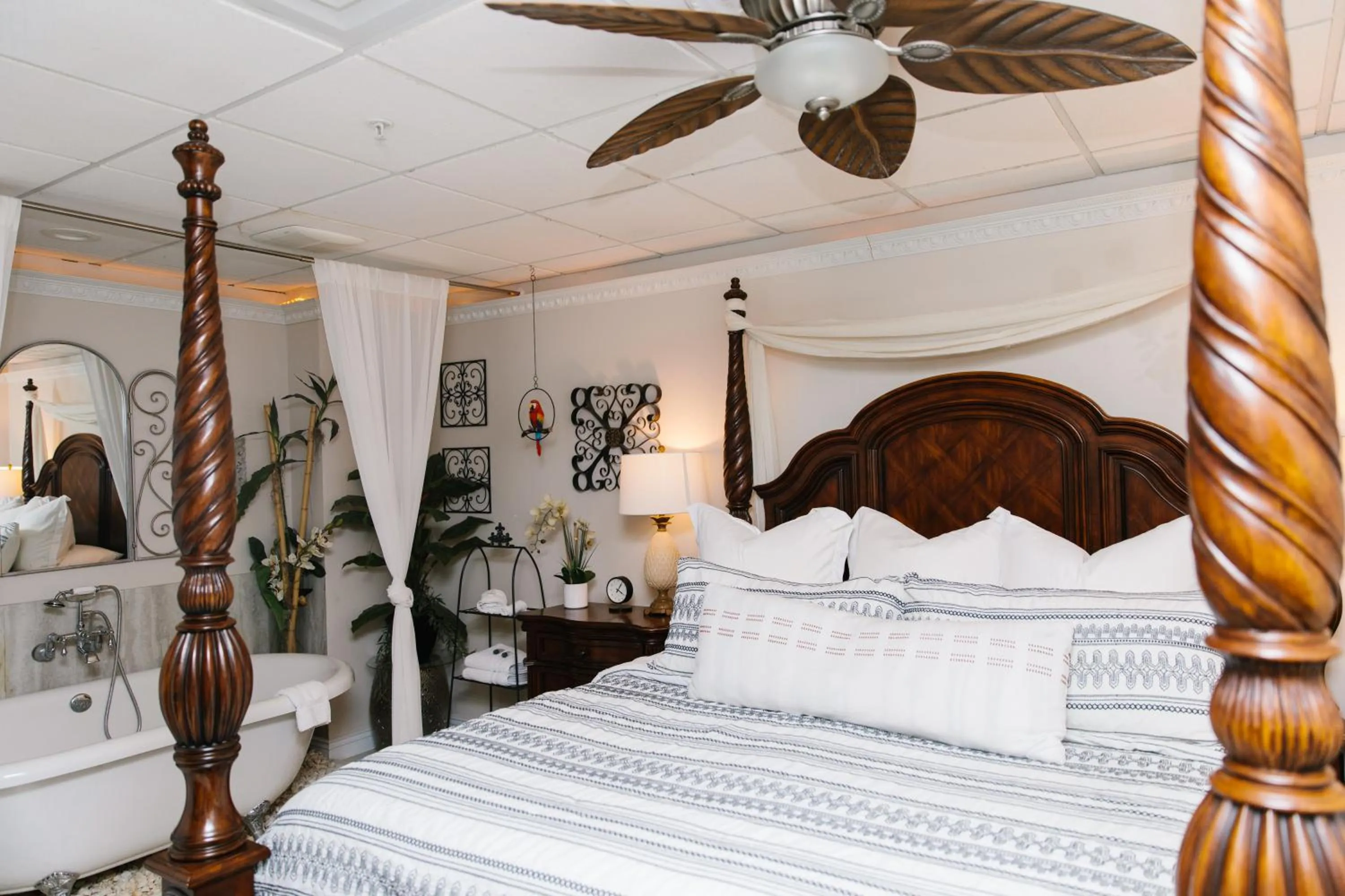 Bed in 5th East Hall Bed & Breakfast