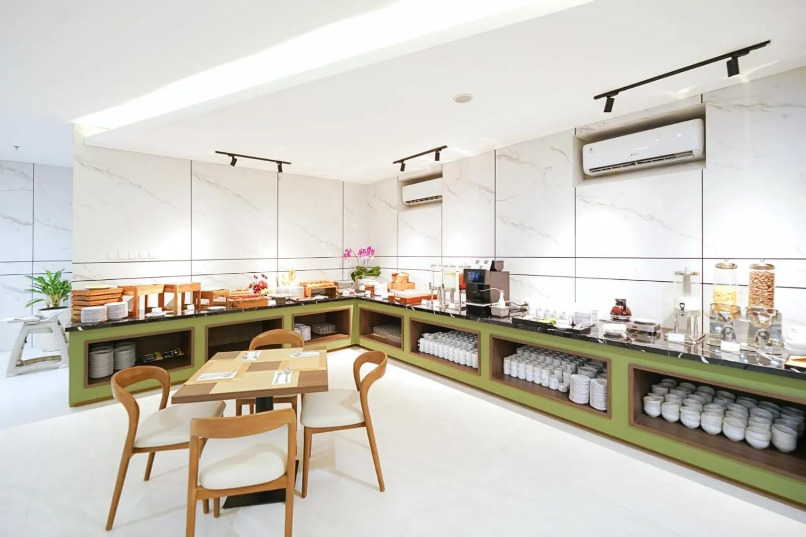 Restaurant/places to eat in Grand Whiz Hotel Praxis Surabaya