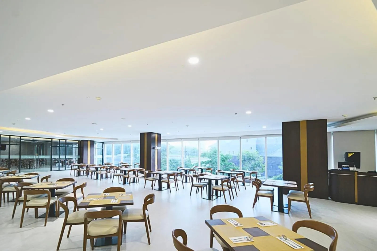 Restaurant/places to eat in Grand Whiz Hotel Praxis Surabaya